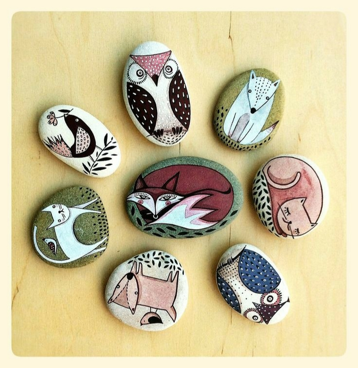 分享一组可爱的手绘石头画,作业帮收藏 丙烯笔,油性笔可以搞定 #绘画