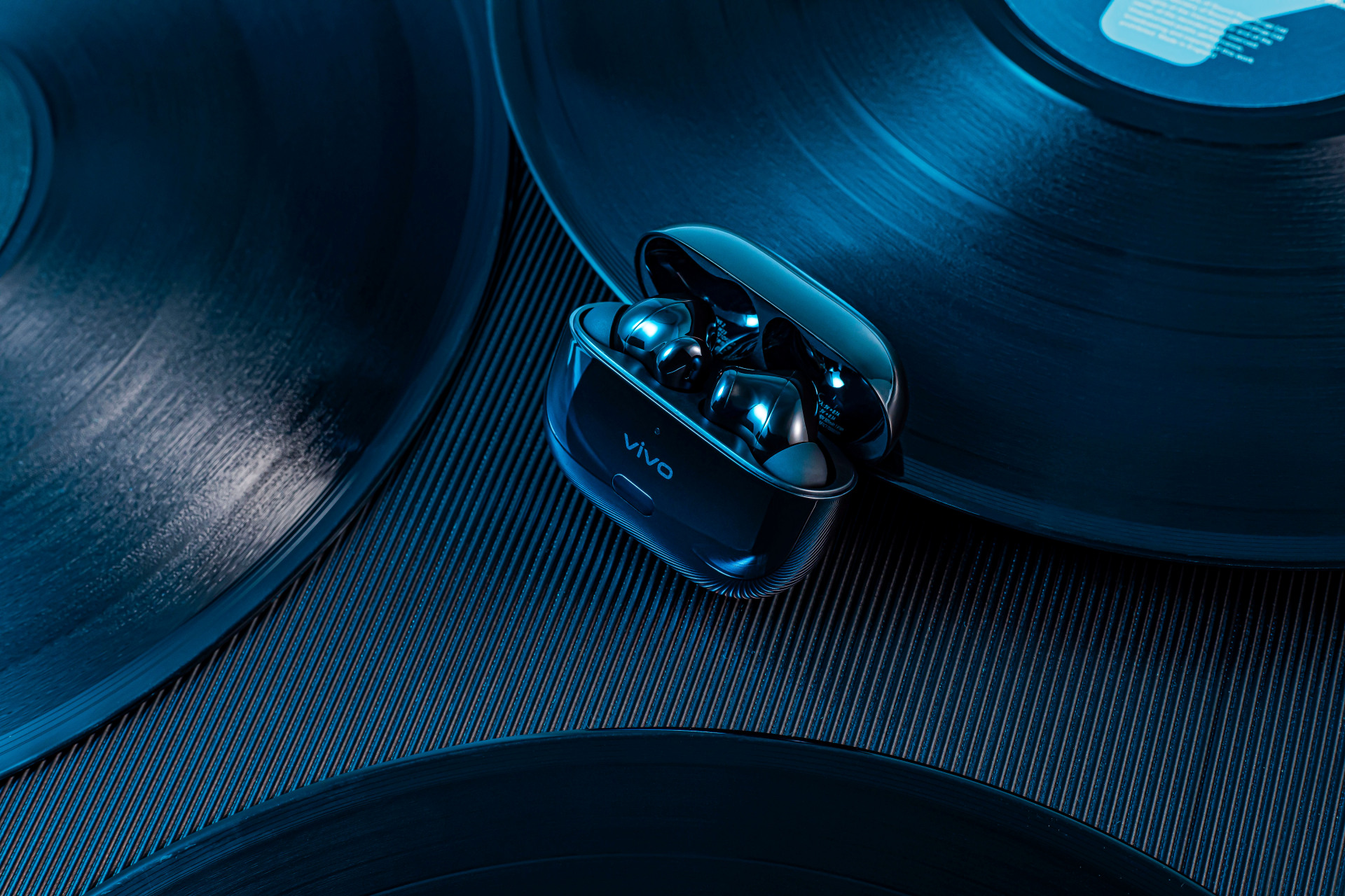 好音质,安静听,vivo tws 2 真无线降噪耳机,售价 499 元;好音质,长