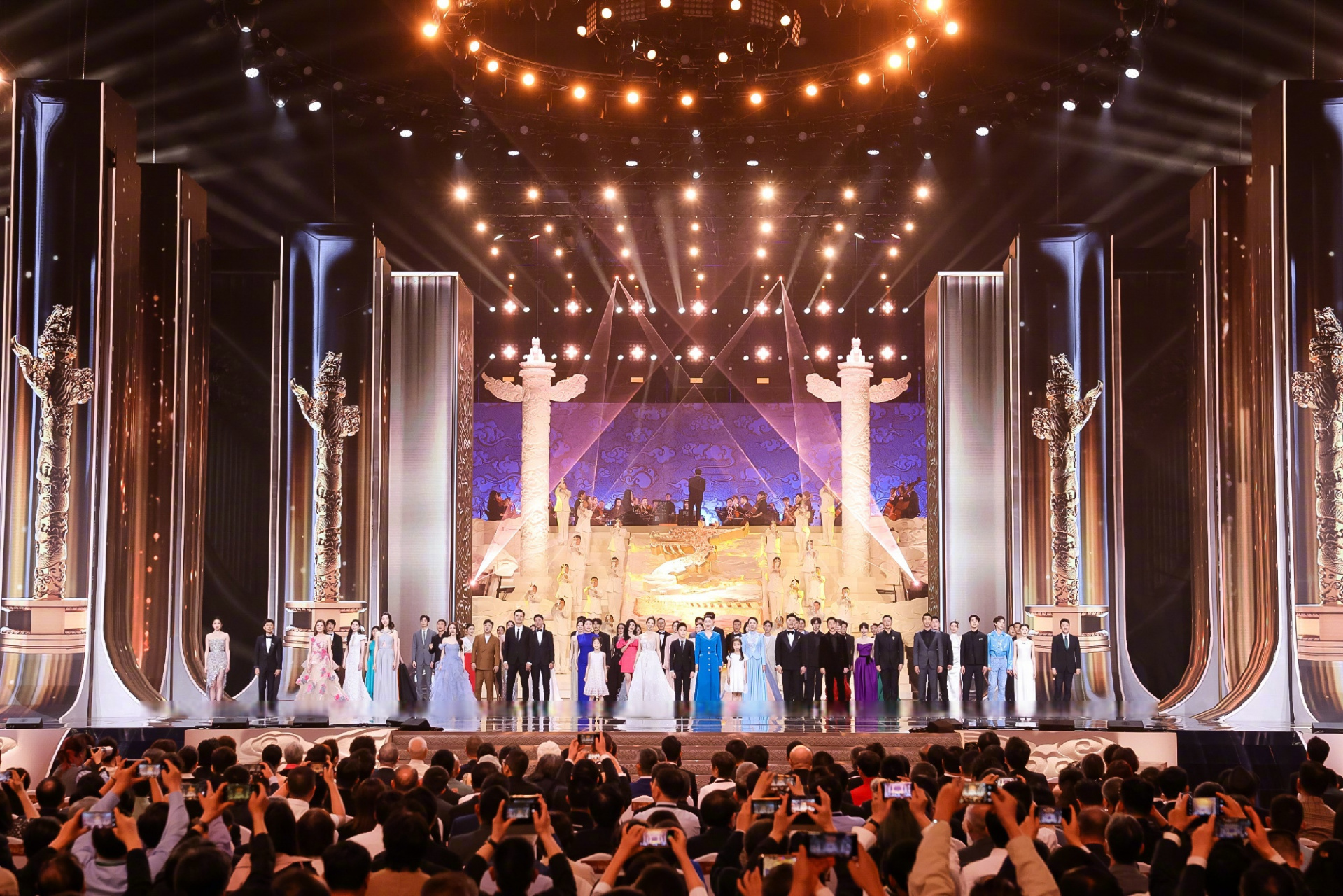 华表奖颁奖典礼# 准备好接收开场节目的群星《光辉》美颜暴击[心]