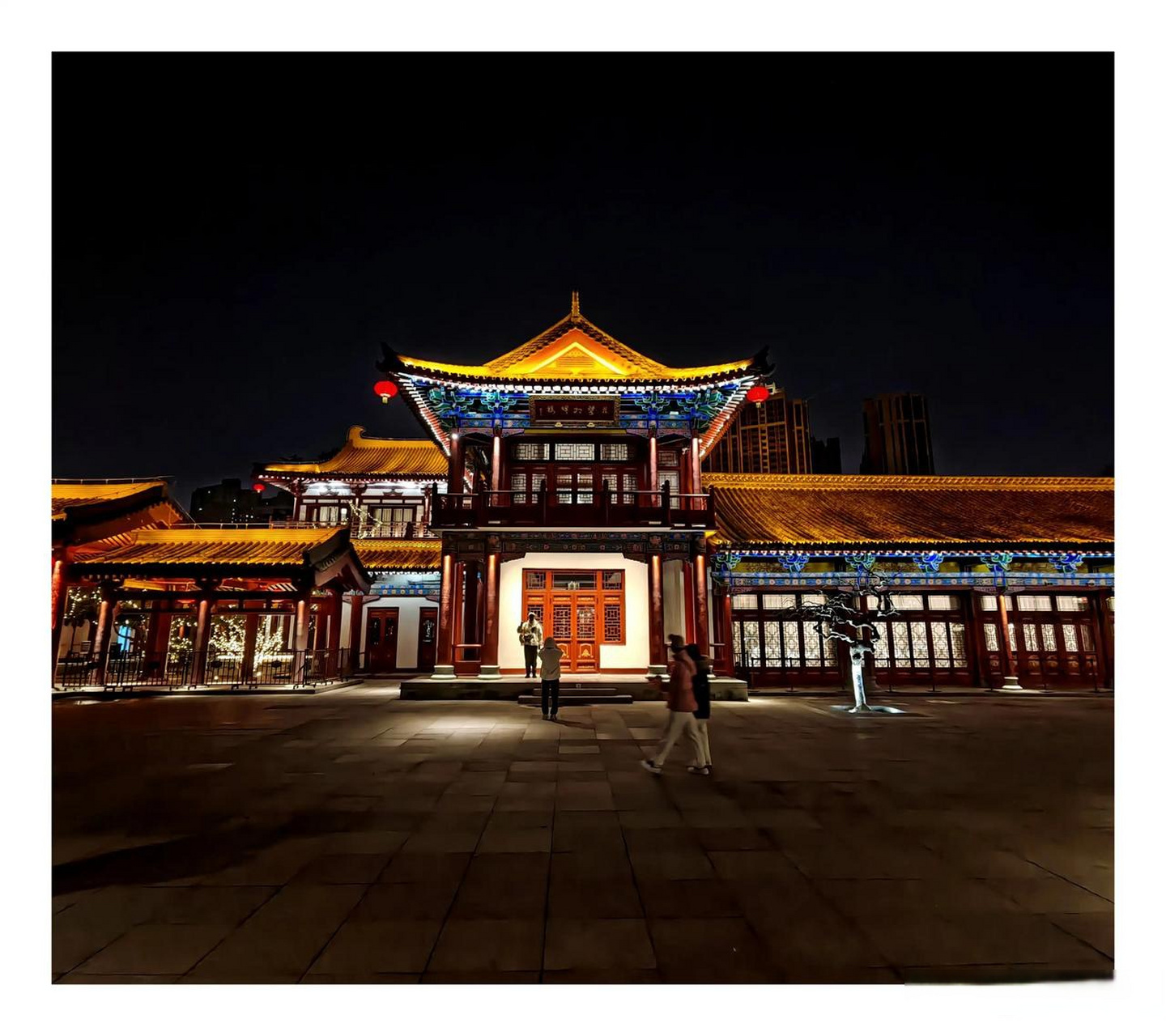 花萼相辉楼,简称花萼楼,始建于开元八年(720年),位于唐长安城兴庆宫