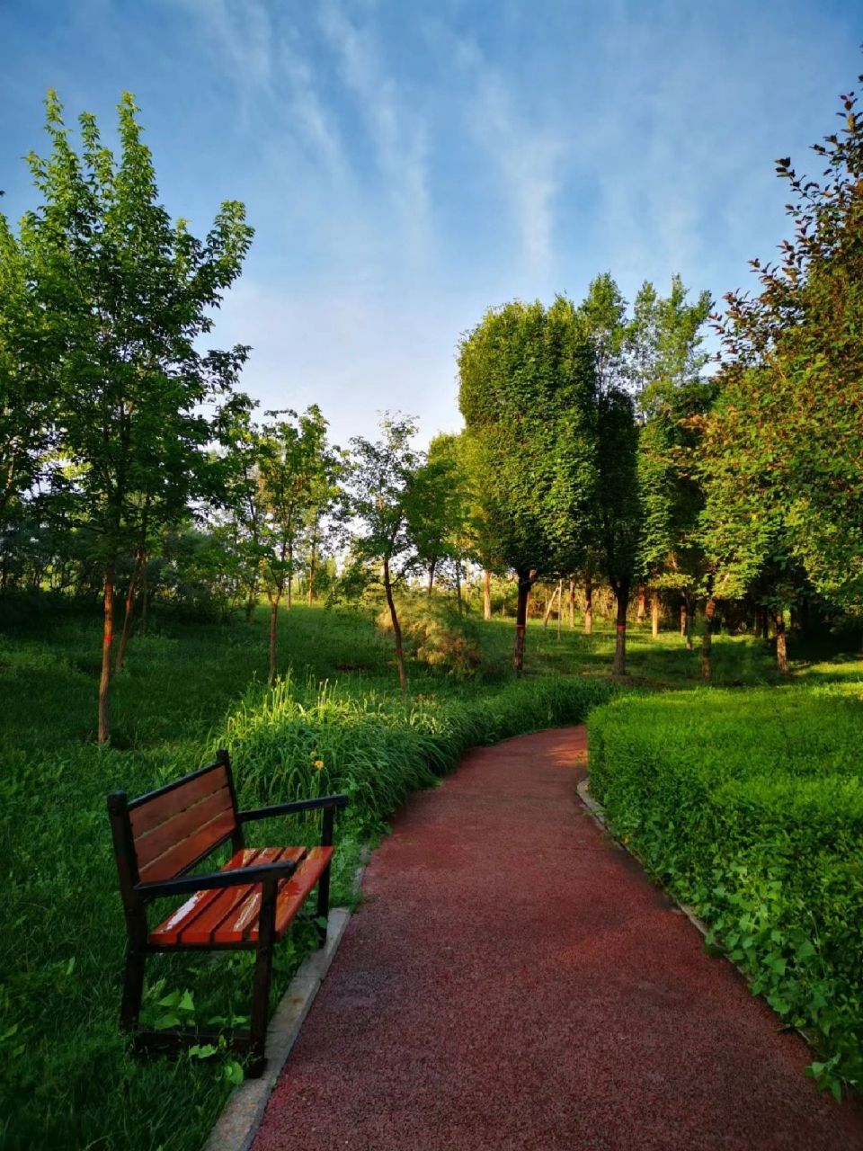 乌鲁木齐天山公园 天山公园东临团结路,西临新疆木卡姆艺术团,北临