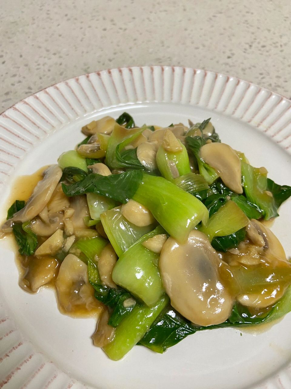 我家吃不腻的素菜之一 滑滑的口蘑,嫩嫩的小油菜心,炒在一起,完美搭配