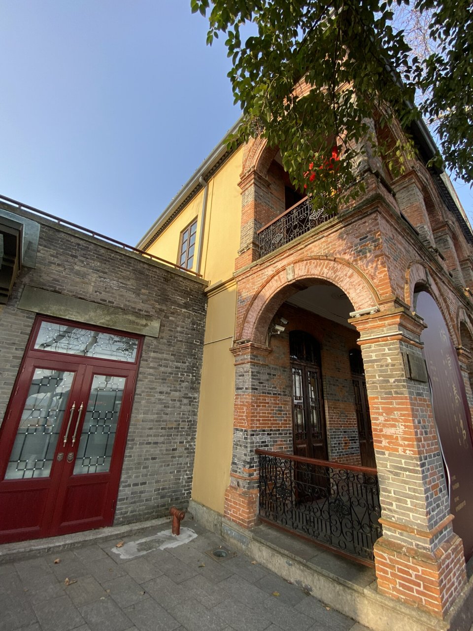 杭州历史建筑之4-抱青别墅 抱青别墅位于西湖边上的北山街历史文化