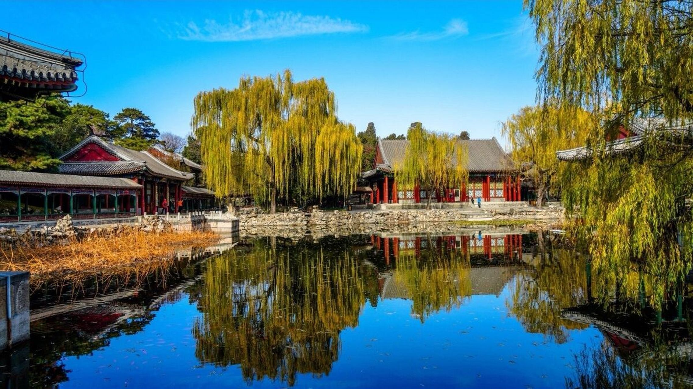 颐和园 名称:颐和园 简介:颐和园,前身为清漪园,位于今北京市西郊,距