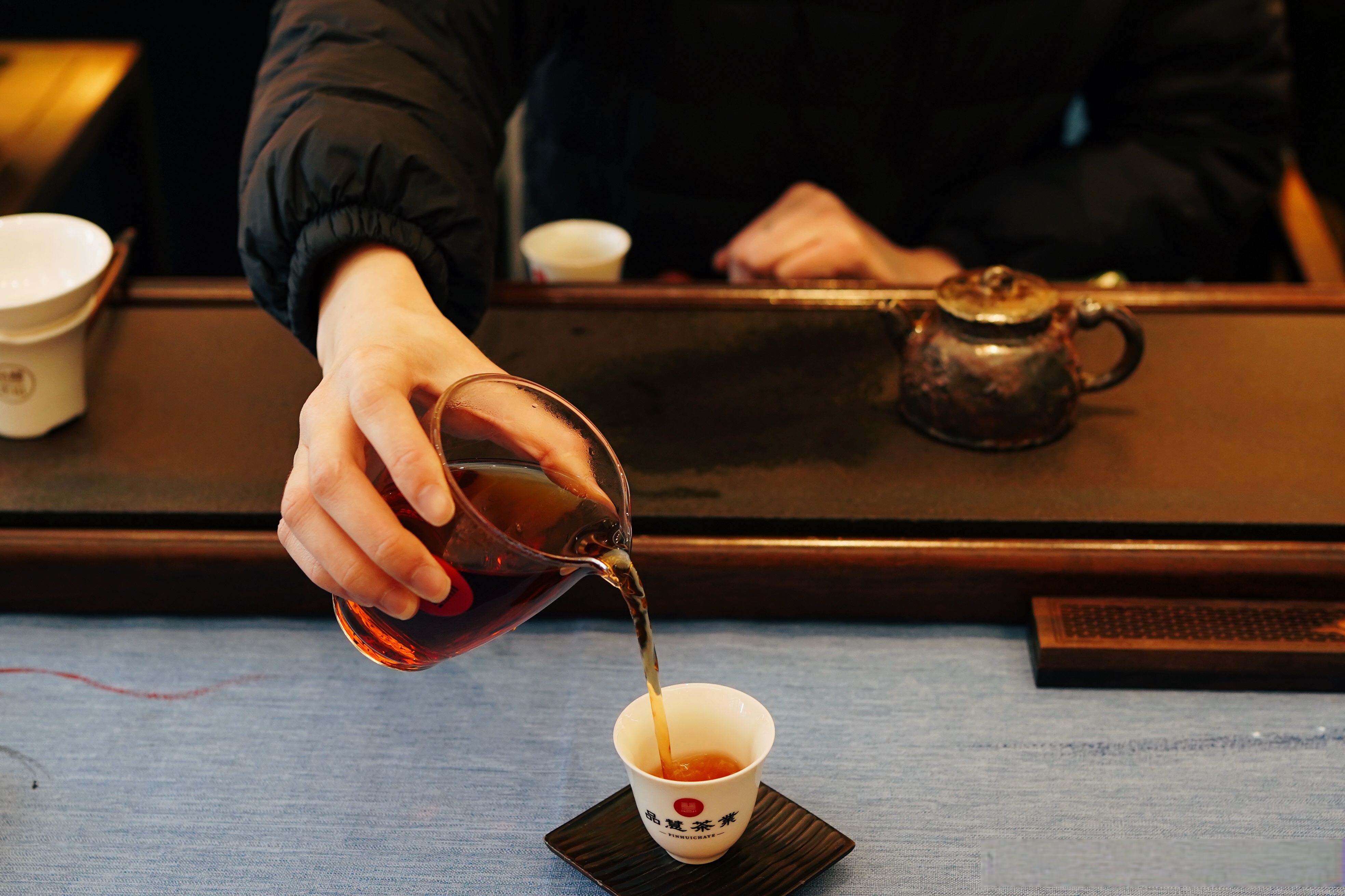 温杯烫盏满室生香 品慧茶业