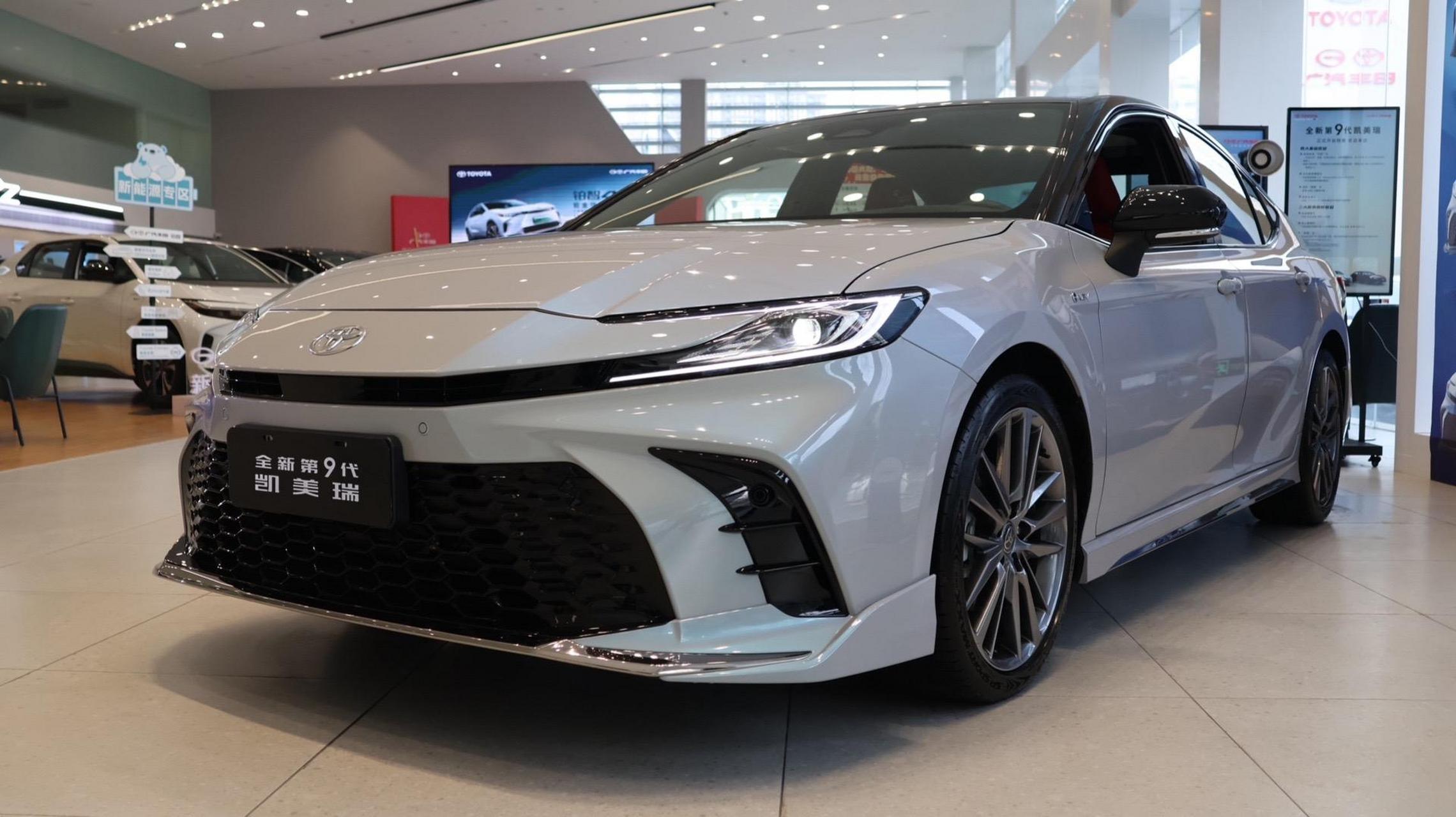 第九代凯美瑞实车到店,赛博灰颜色确实让人惊艳,现在预订政策多多