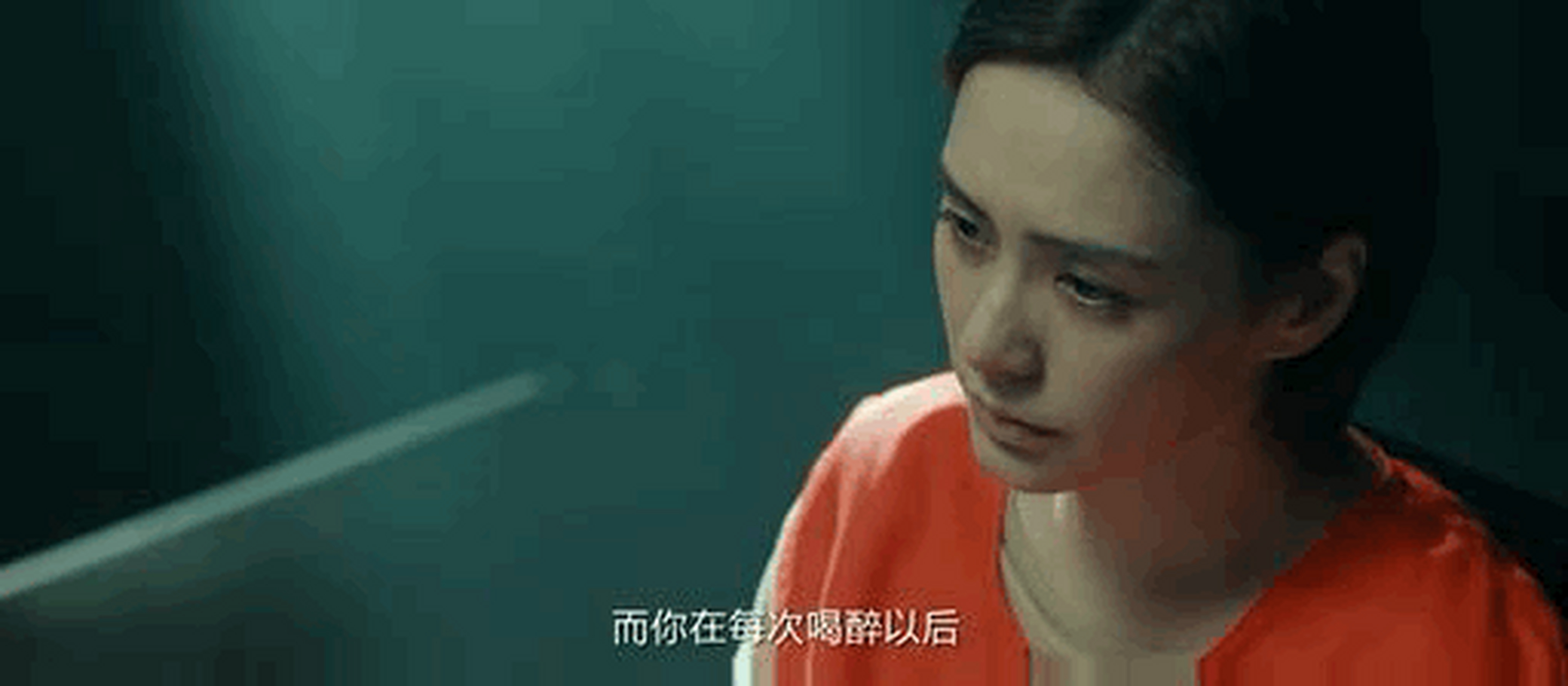 阿娇在新电影《河豚》中剪掉了长发,短发造型亮眼.