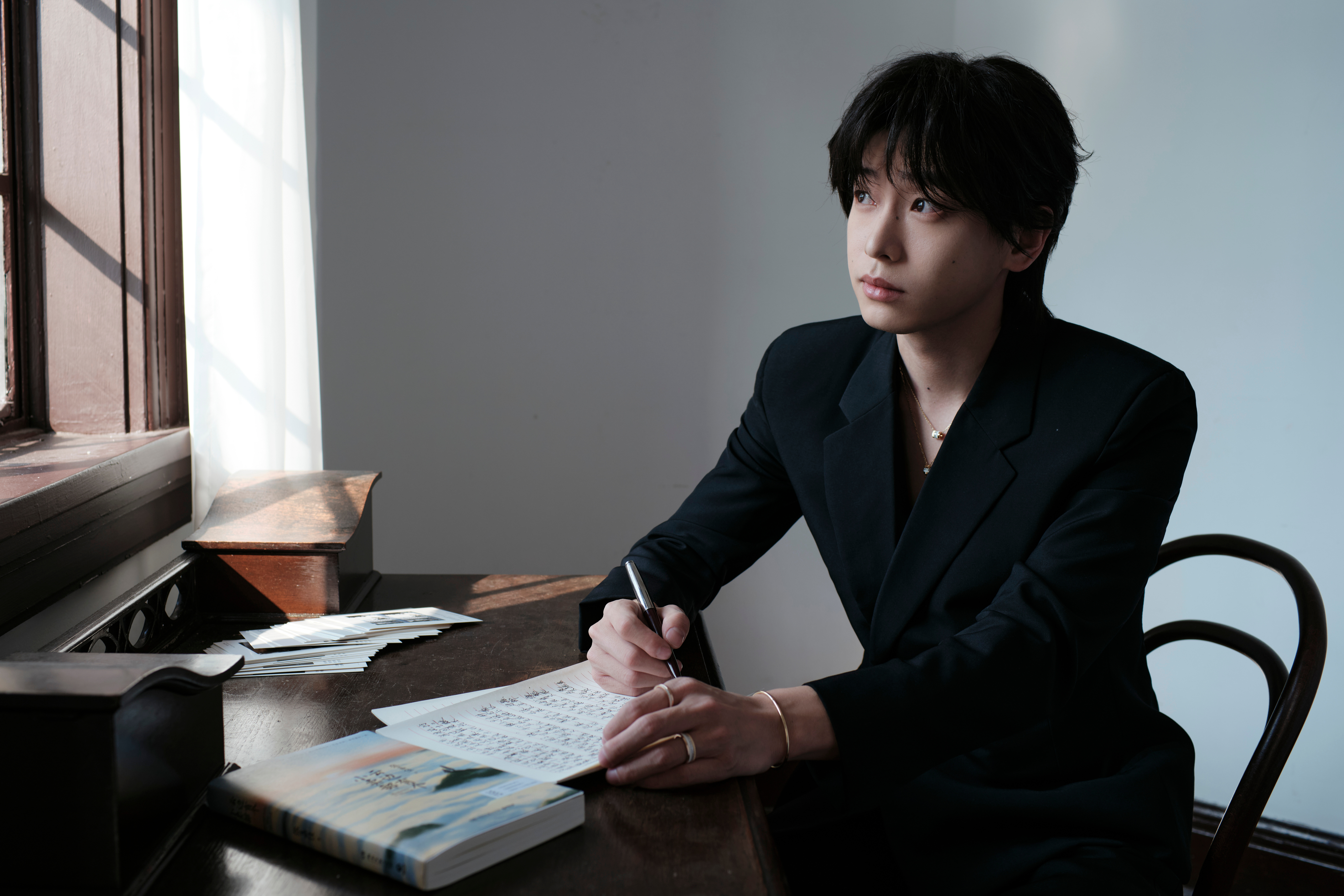 彭昱畅上海国际电影节# 光影氤氲,映现至臻格调;深邃悦然,不敛率性