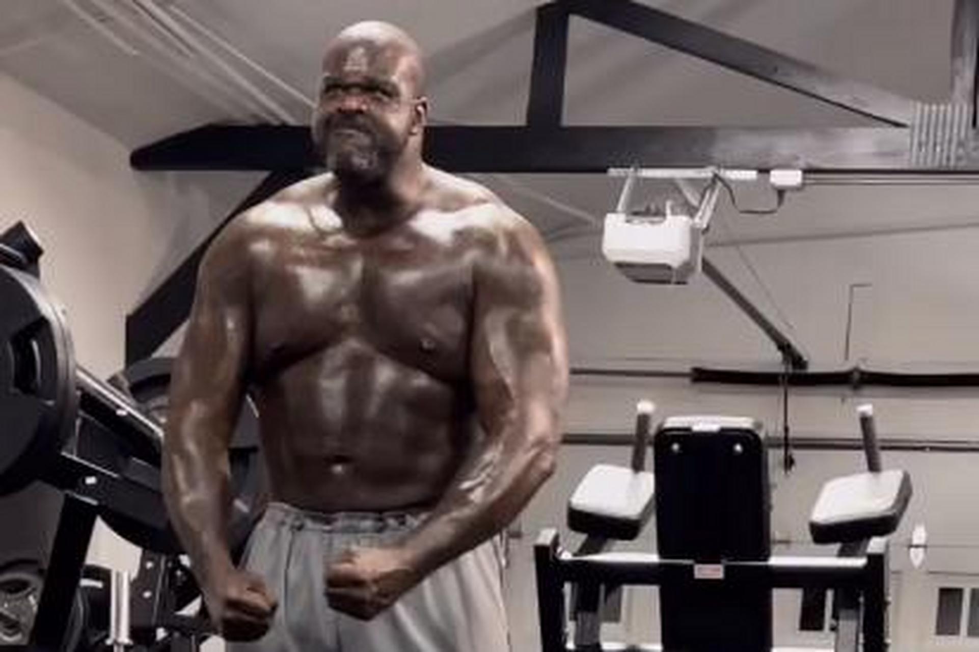 大秀上半身肌肉,生涯第2次巅峰 现年51岁的名人堂中锋「大鲨鱼」