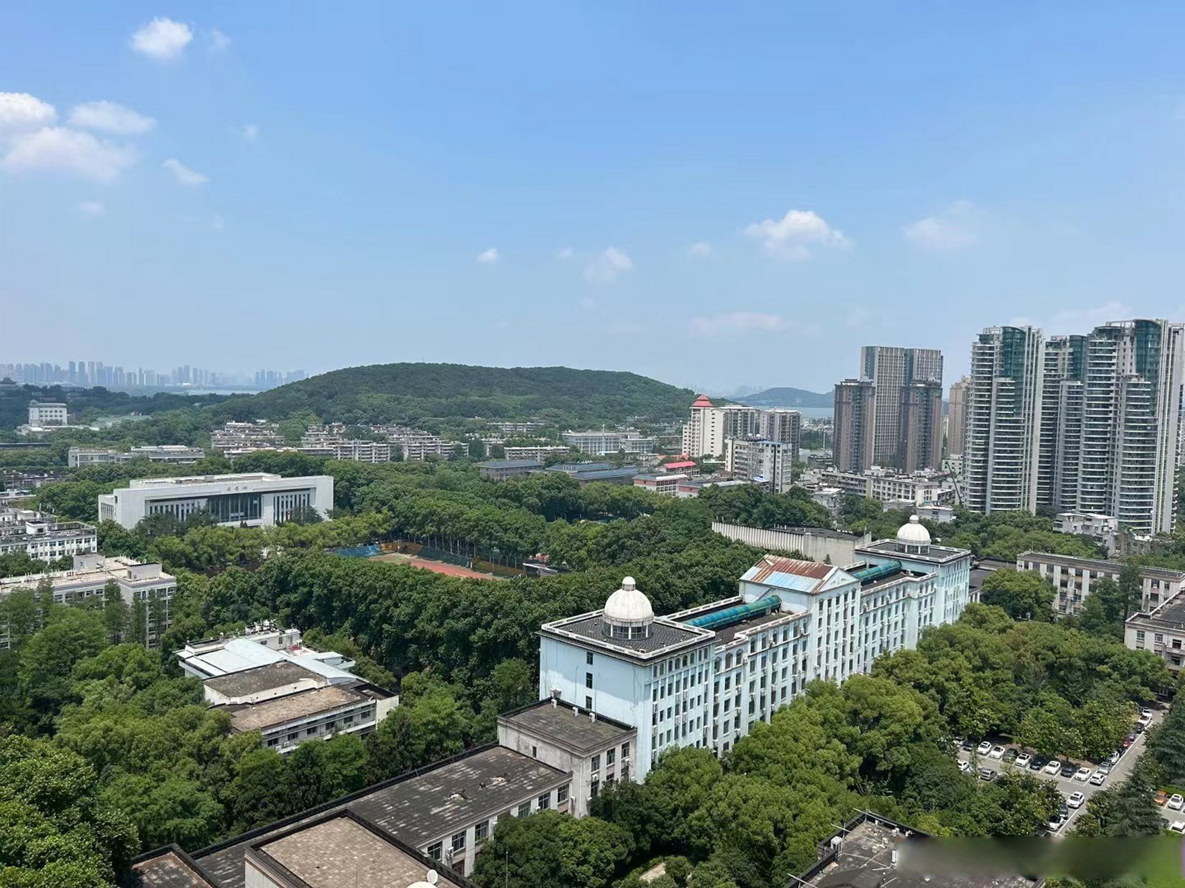 远眺整个武汉大学信息学部美景 珞珈山 东湖水 太美啦林晨陪你考研