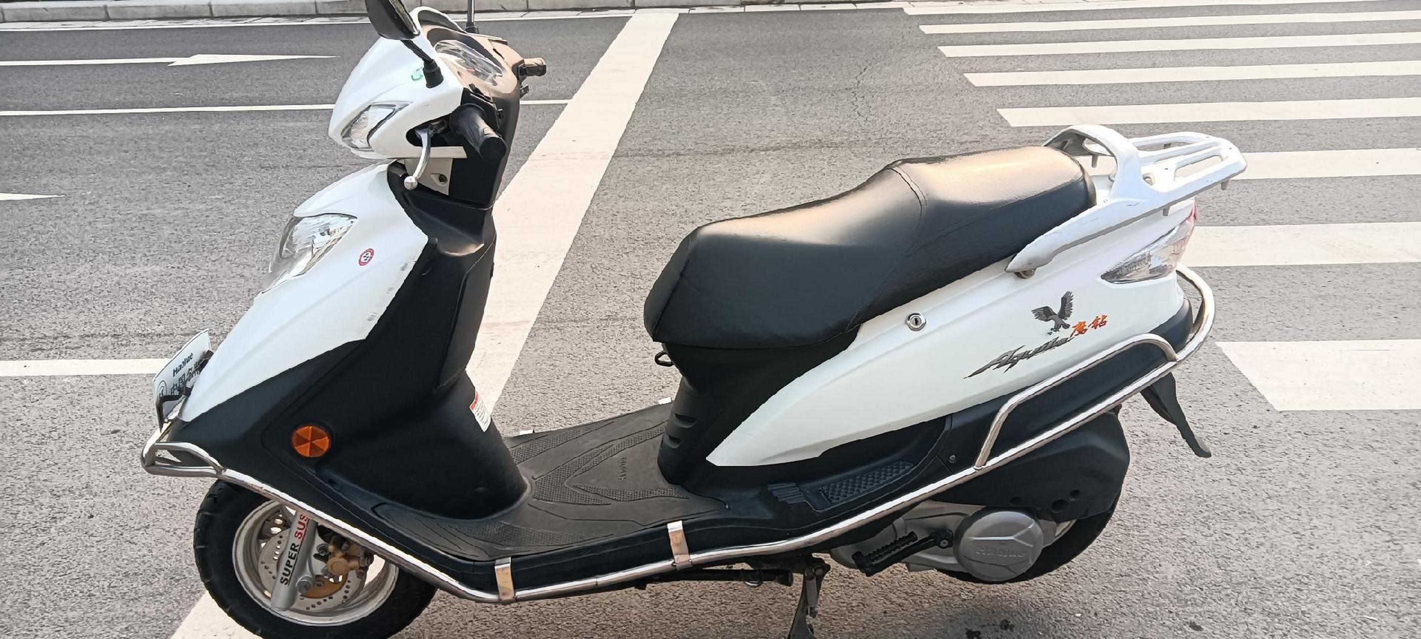 豪爵鹰钻125踏板摩托