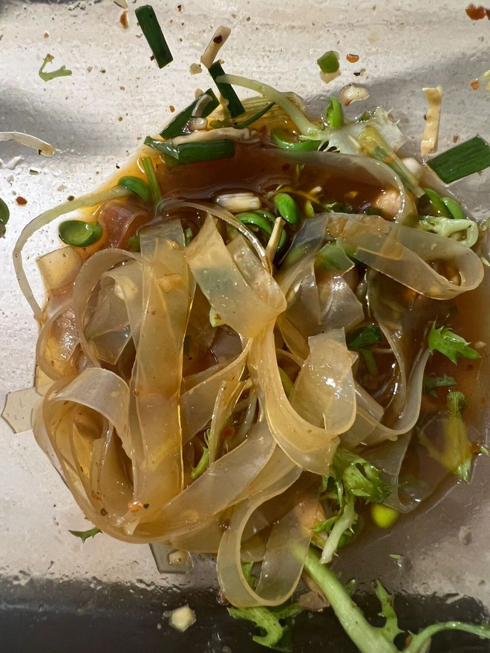 凉拌菜里脆脆的透明的像塑料的菜是什么 就图上那个宽宽的粉?