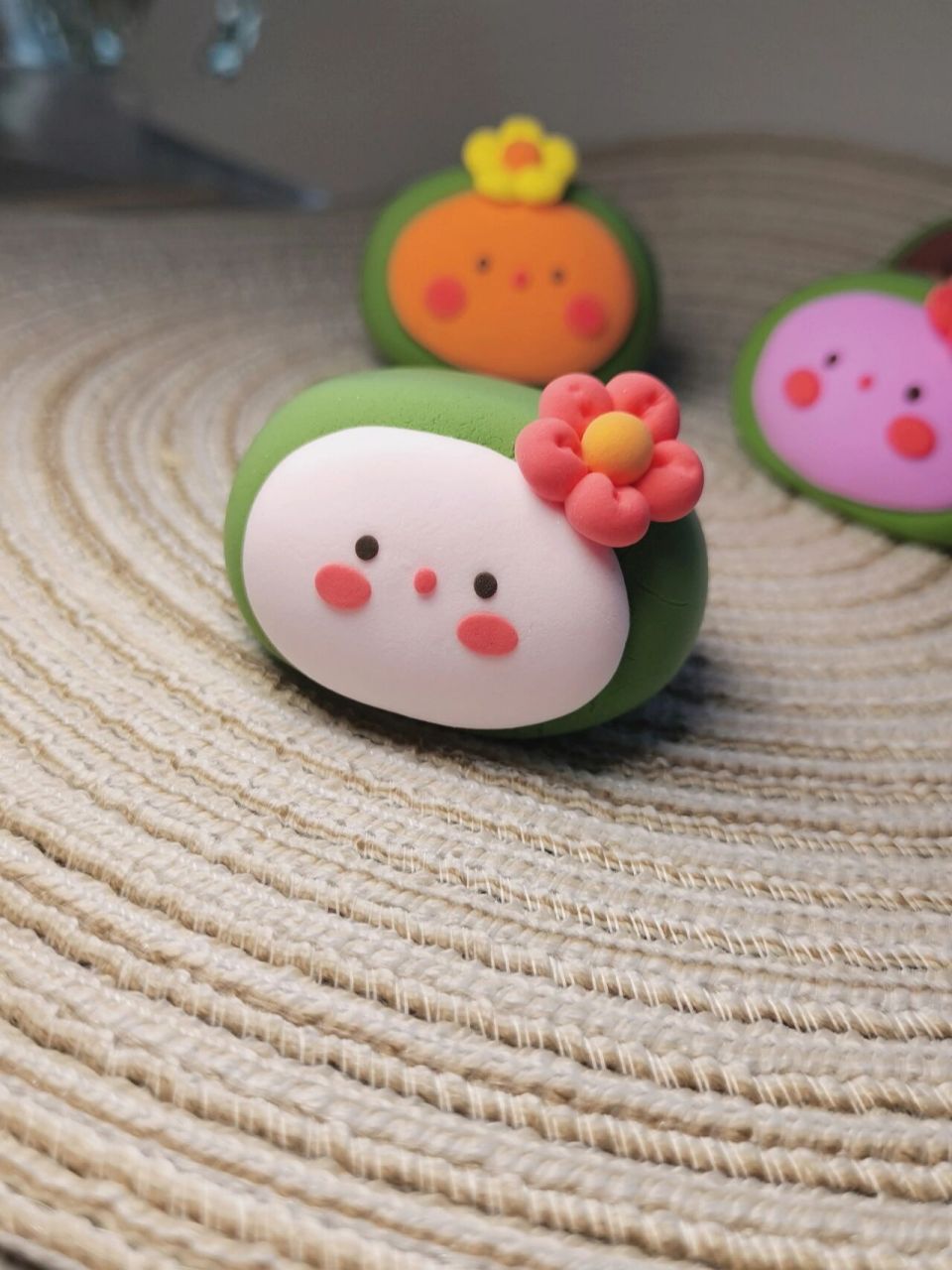 超轻粘土|艾草青团 又到了吃艾草青团的时候了 软软糯糯的很好吃 口味