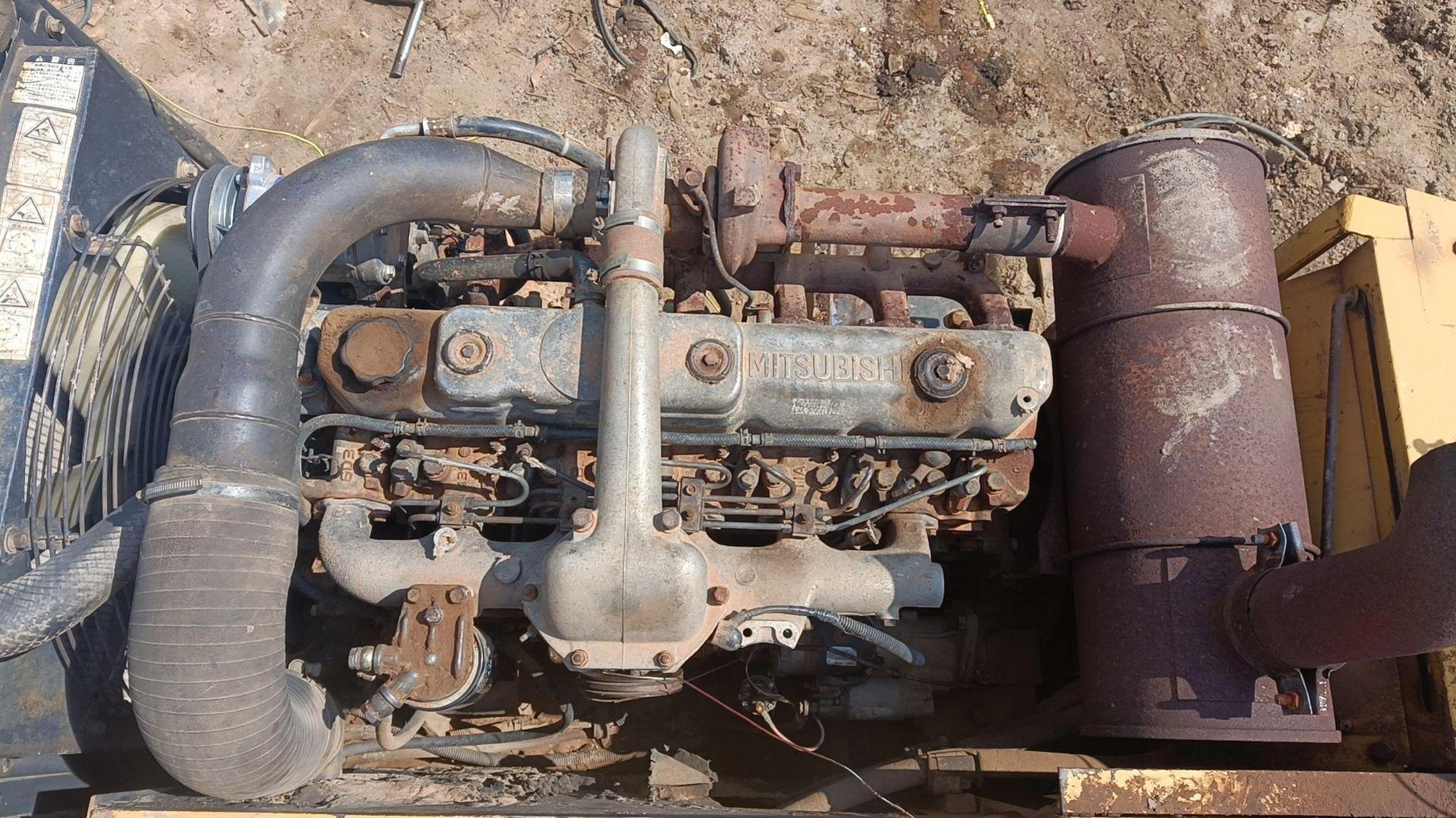 滴油不流,无废气的进口加腾820机拆解下来的6d34发动机.