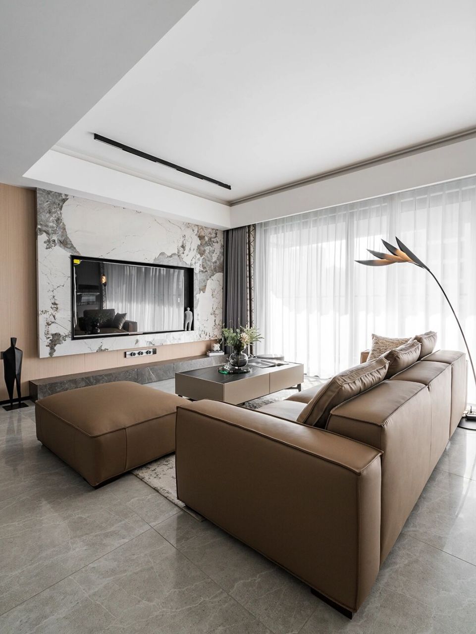 黑白灰的硬装加暖色的软装,高级又温馨 不是横厅,胜似横厅.