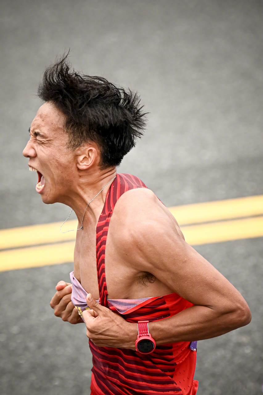 何杰男子马拉松金牌#】5日,中国选手何杰宁夏何杰 以2小时13分01秒的