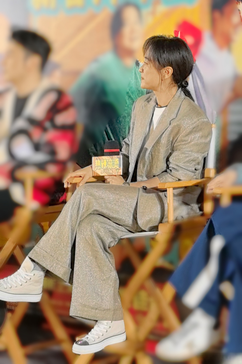 贾玲真的实现跷二郎腿自由了  #热辣滚烫##热辣滚烫新春拜年会# 贾玲