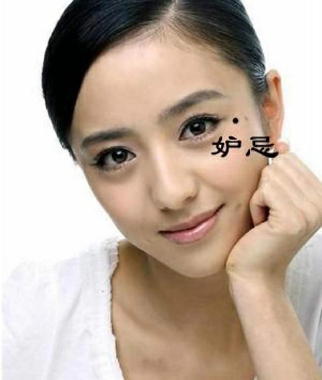 眼角位置有痣 如果女性眼角有痣,就代表婚后在日常生活中经常会出现