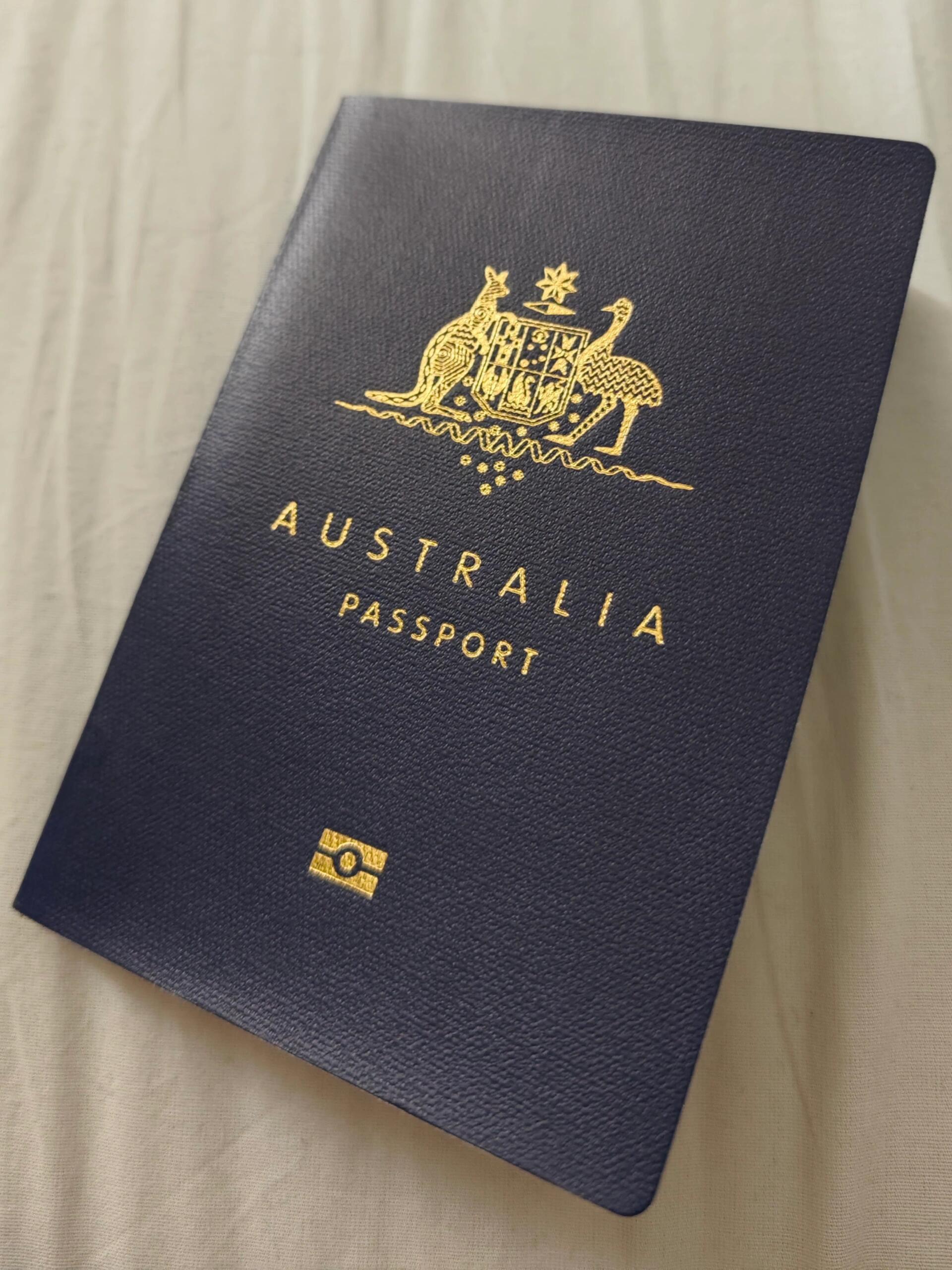 新版第一页 介绍护照防伪 有点搞不懂,别的都是介绍国家的象征什么的