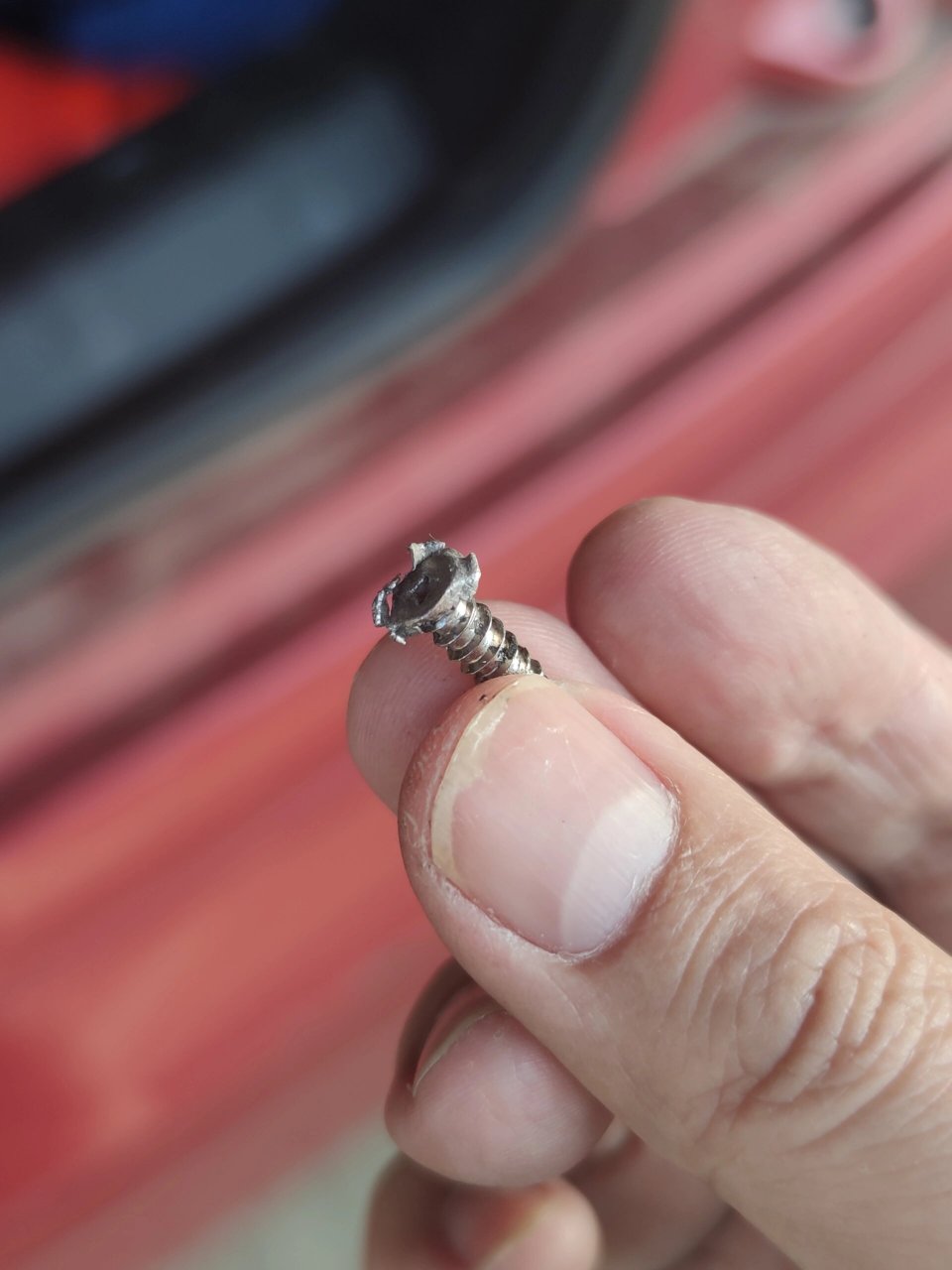 又收到一个完美扎胎神器 头部锋利插入,中部螺纹咬紧,底座负责站立