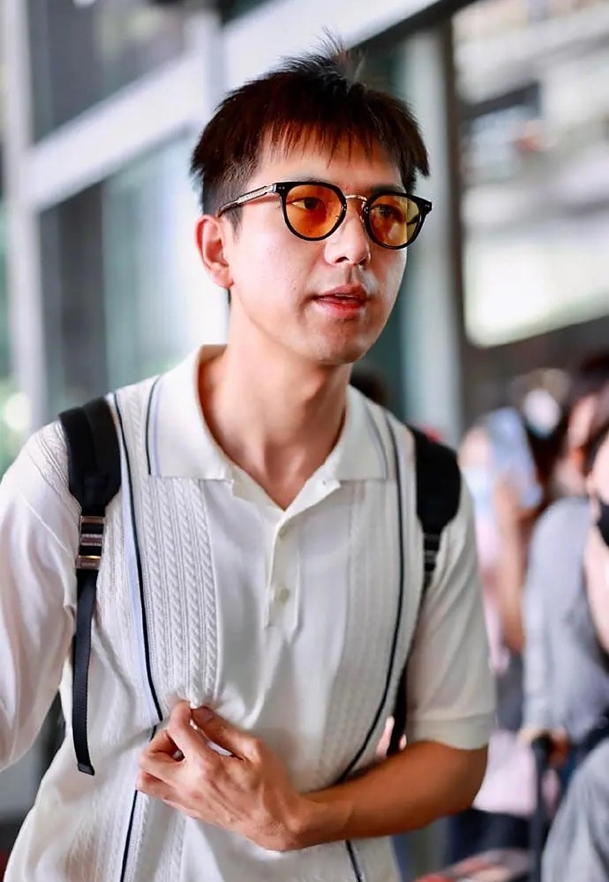 李现最新机场生图,这个发型好一言难尽,真的很普男.