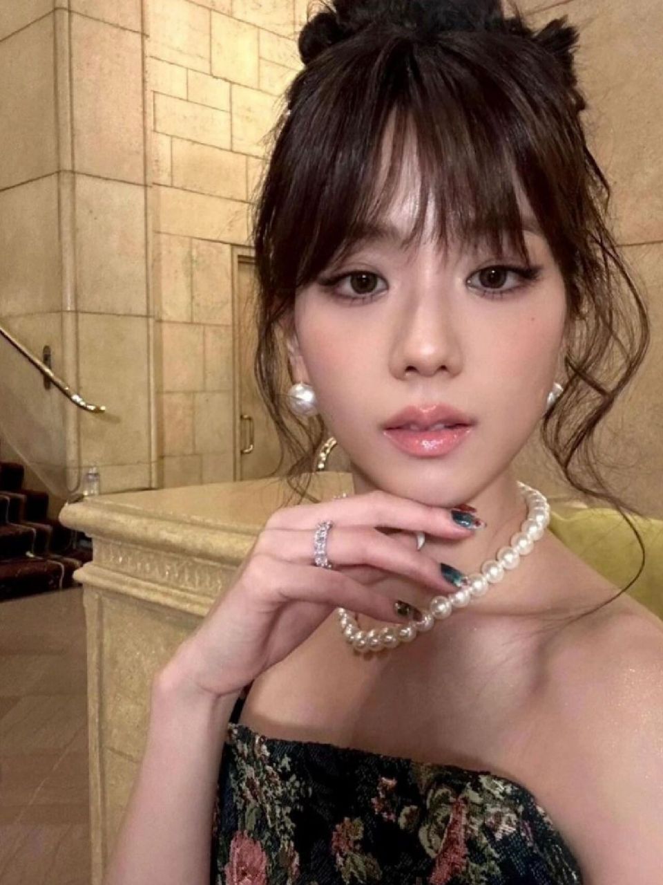 jisoo这张封神05的美甲细节图 找到了! 这款美甲真的很美很复古!