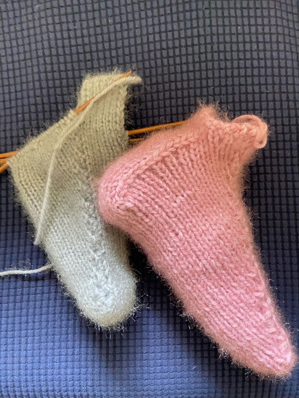 棒针-地板袜 1,袜脚面:机器边或双辫子边起13针上下针织27行.