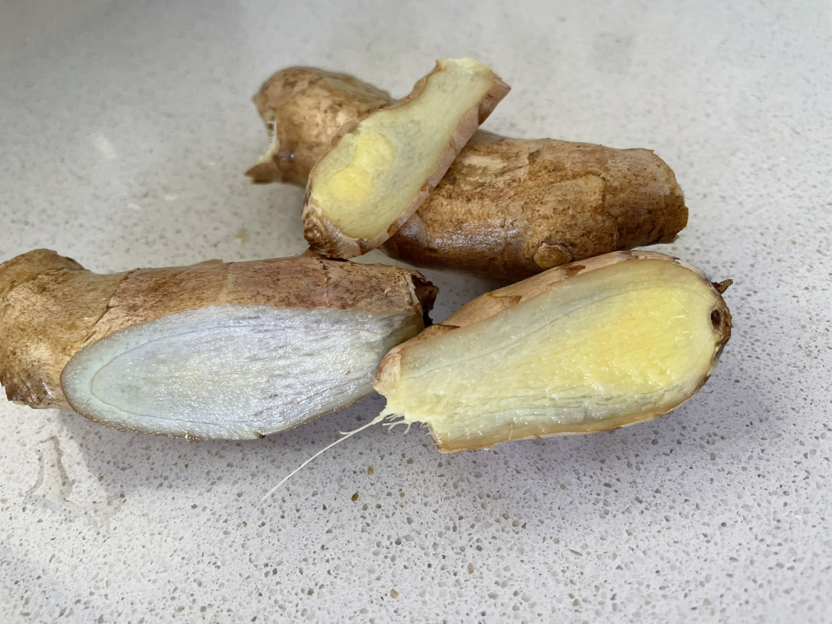 请问这生姜能吃吗?切开里面一圈发青了.