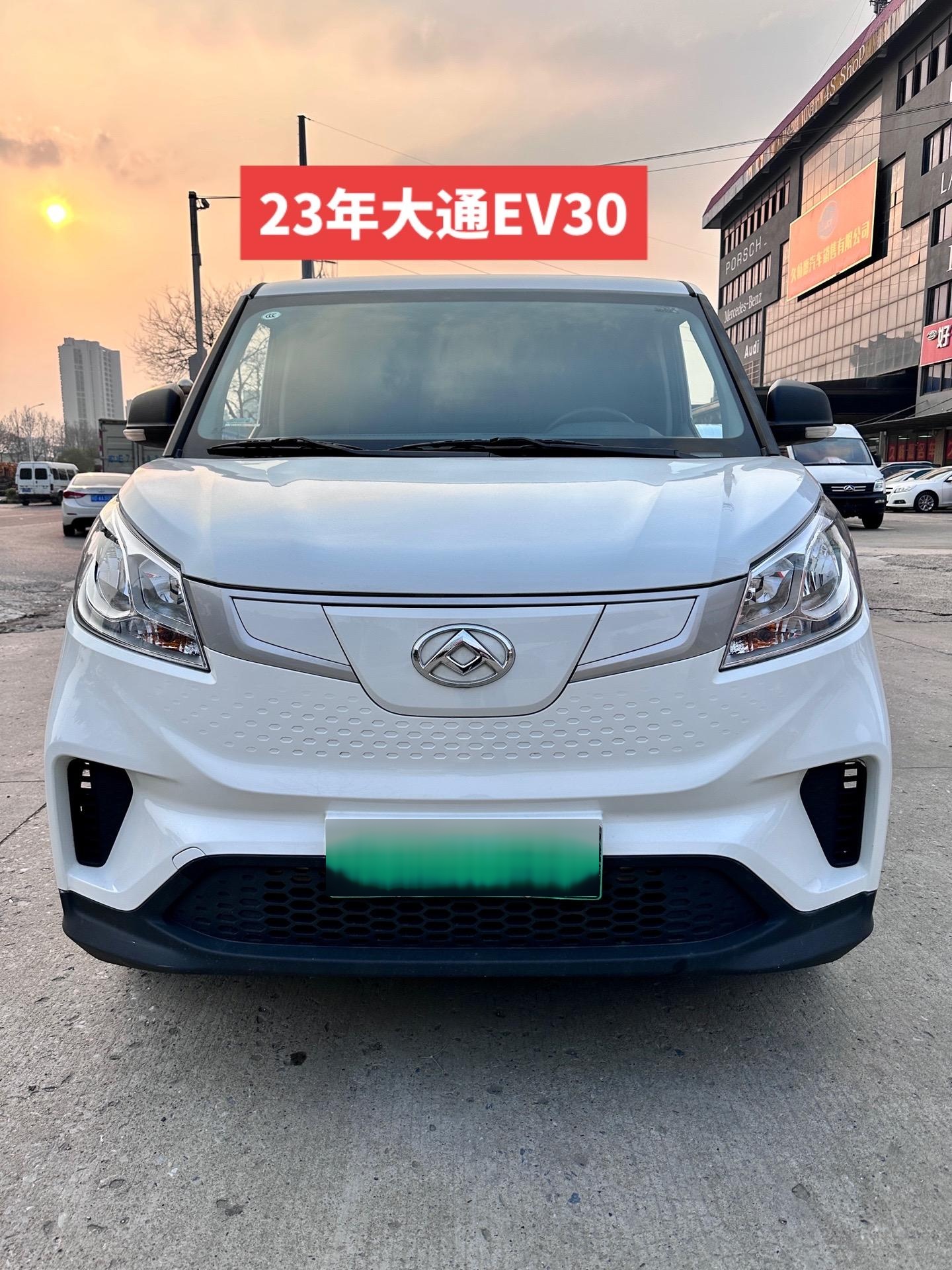 店里新到23年大通ev30,准新车一台,全车车况原版,搭配宁德时代电池