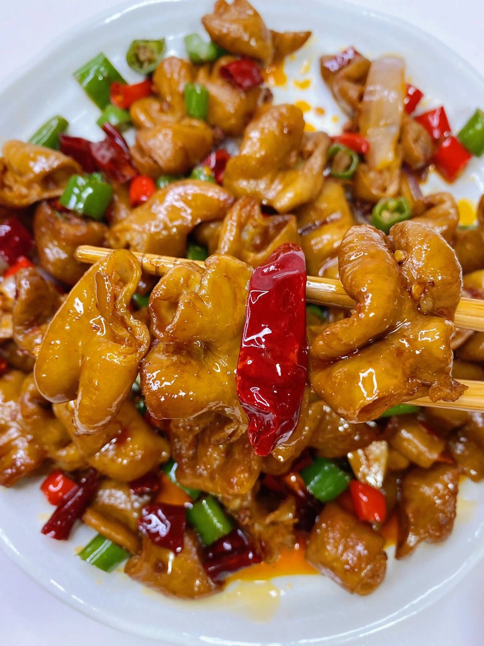 爆炒干锅肥肠 香而不腻 越嚼越香 超级下饭 95食材: 猪大肠,姜蒜,青