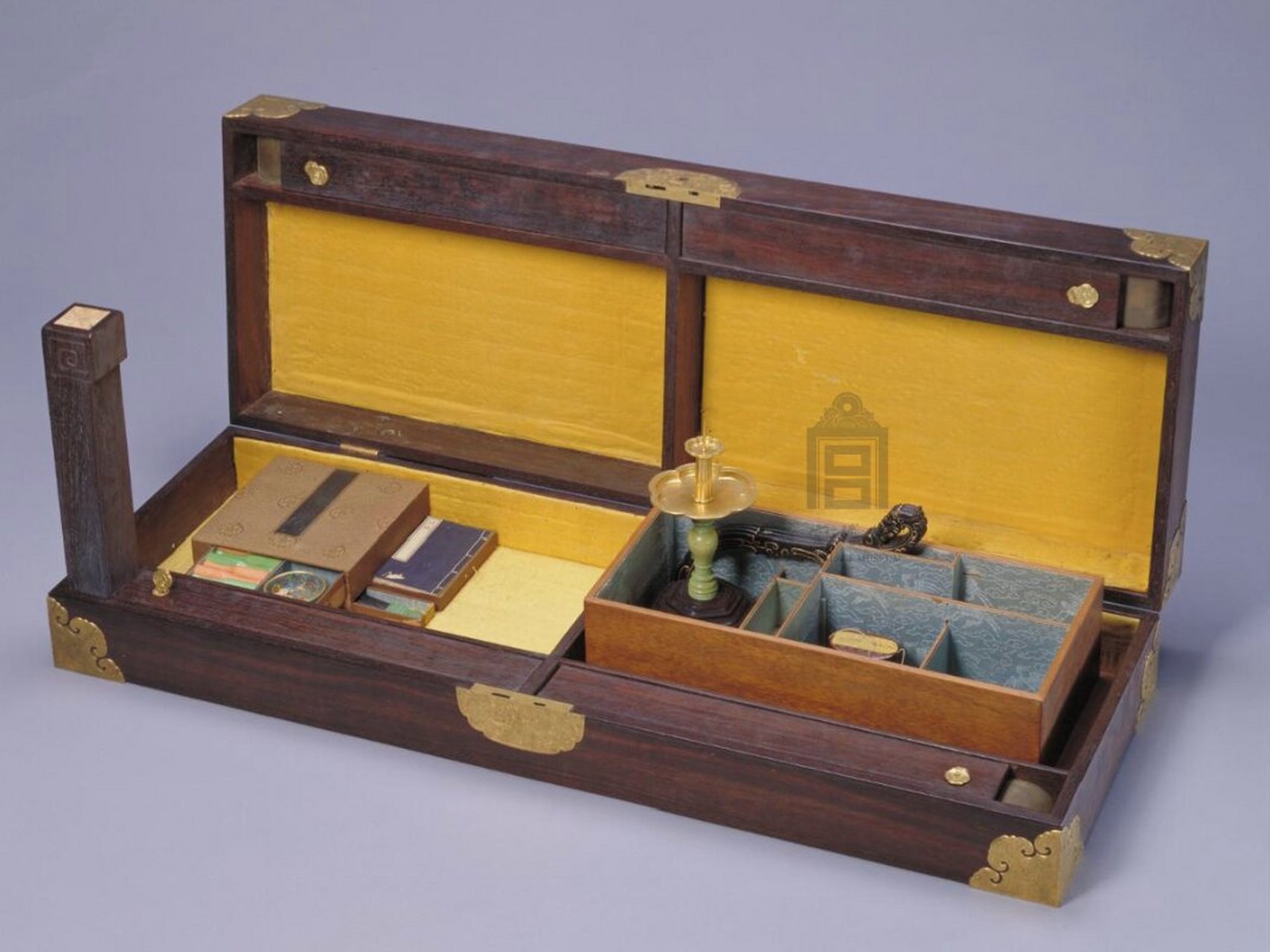 古人的收纳神器——旅行文具箱 故宫这件乾隆时期的旅行文具箱,全用