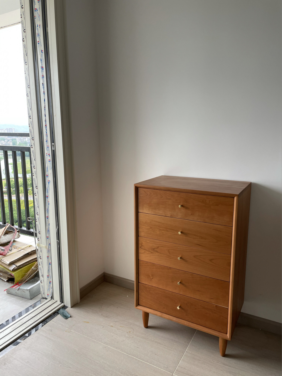 怎么补救啊 樱桃木斗柜买回来两个月左右,一直放在靠近阳台门的地方