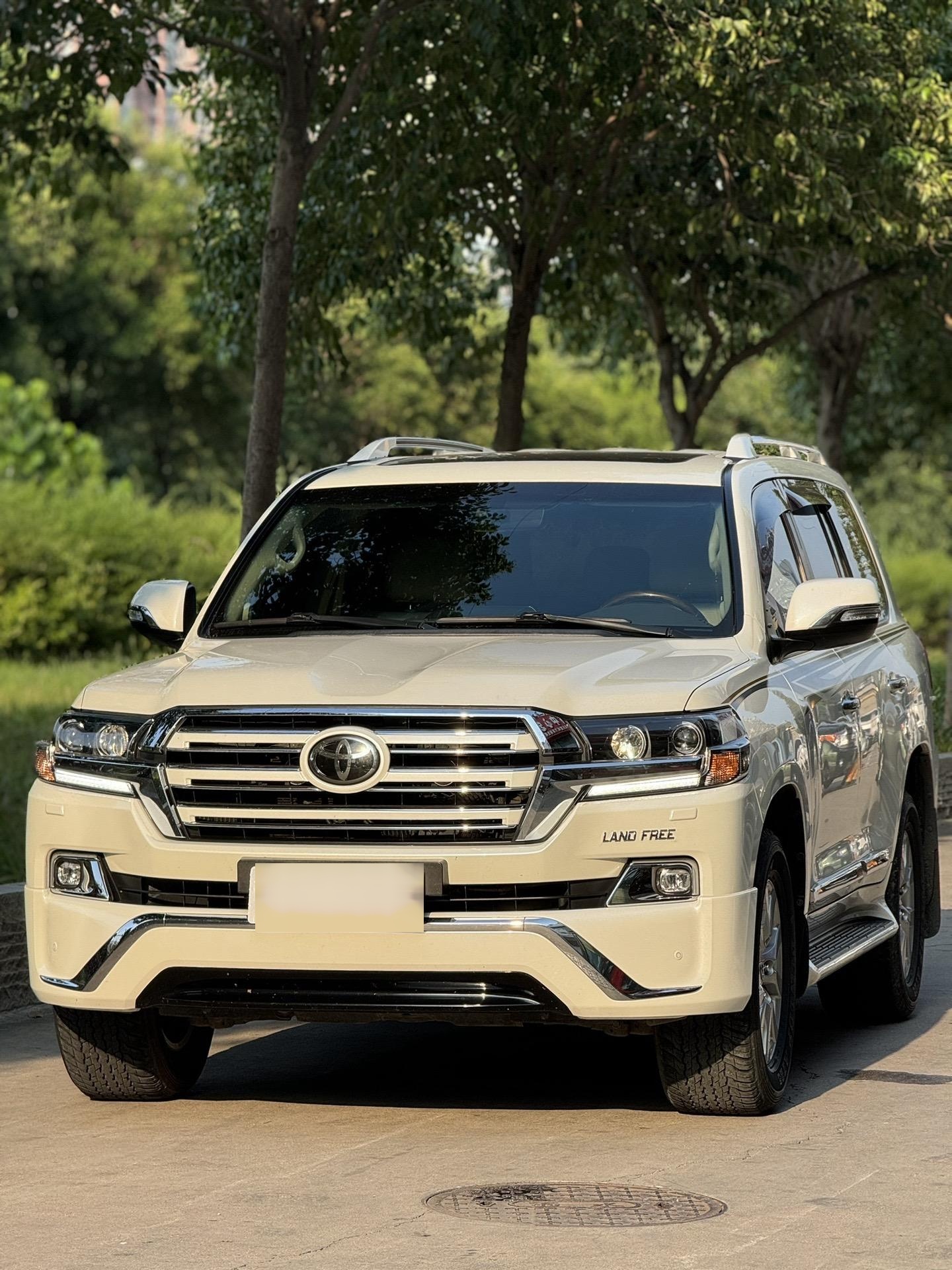 一款陆地巡洋舰的陆巡版本