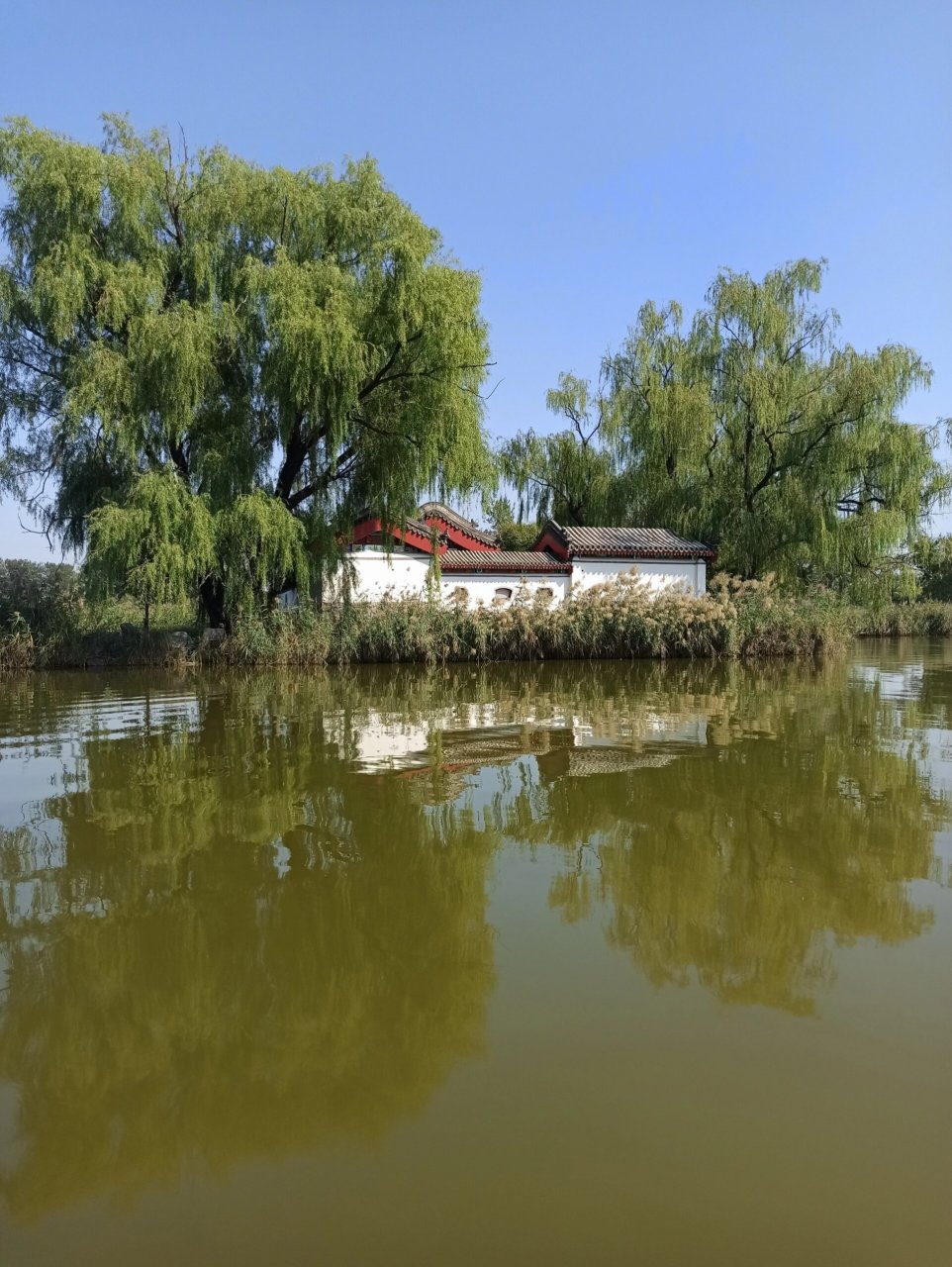 蓬岛瑶台1 图-是蓬岛瑶台有建筑的外观. 图-是自驾船停泊点.