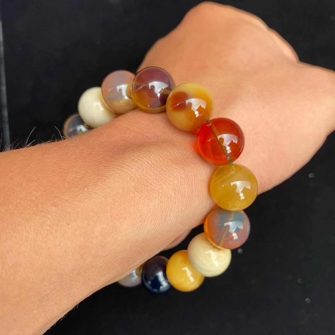 集齐七种颜色的宝珠就能化身成龙 13mm精品多宝手串,净重:19.2克.