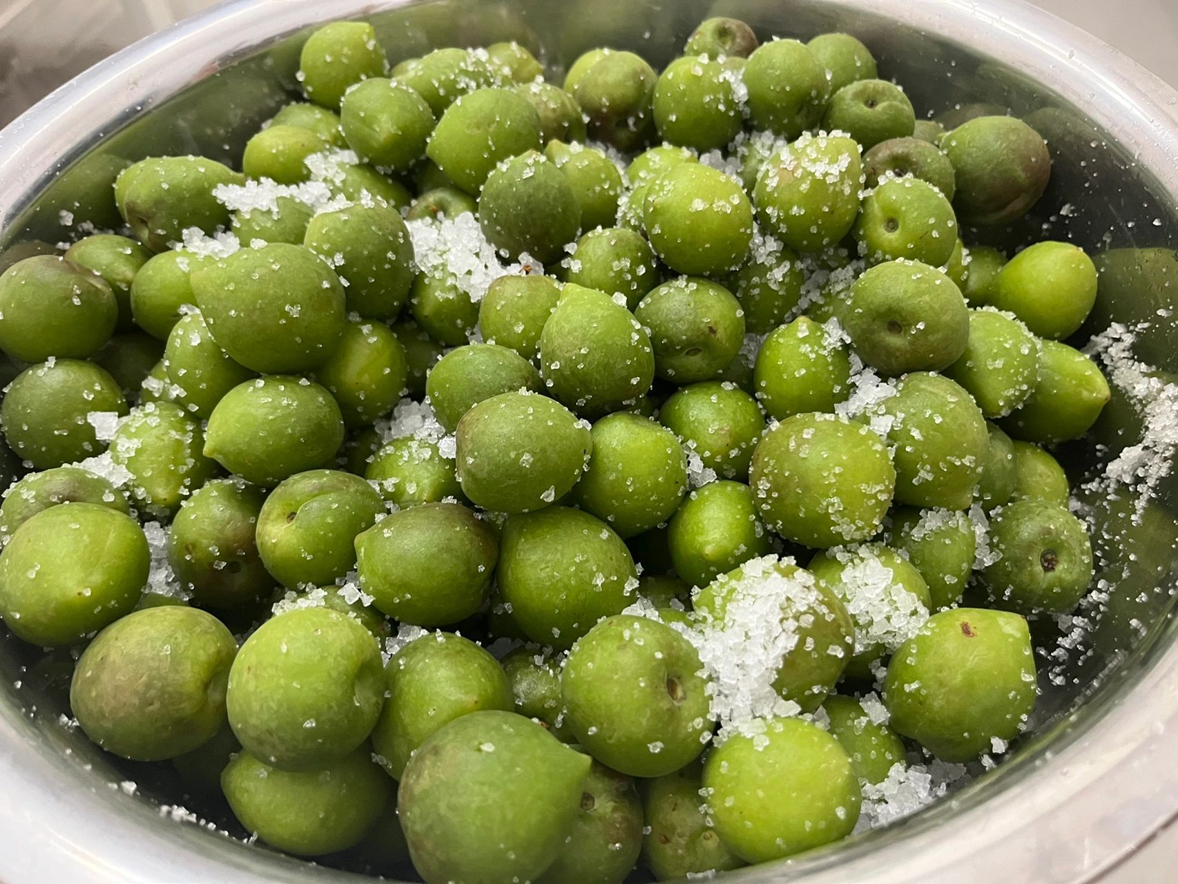 腌梅子 阿姨做的台式腌梅子超级好吃! 于是我就对梅子下手了!