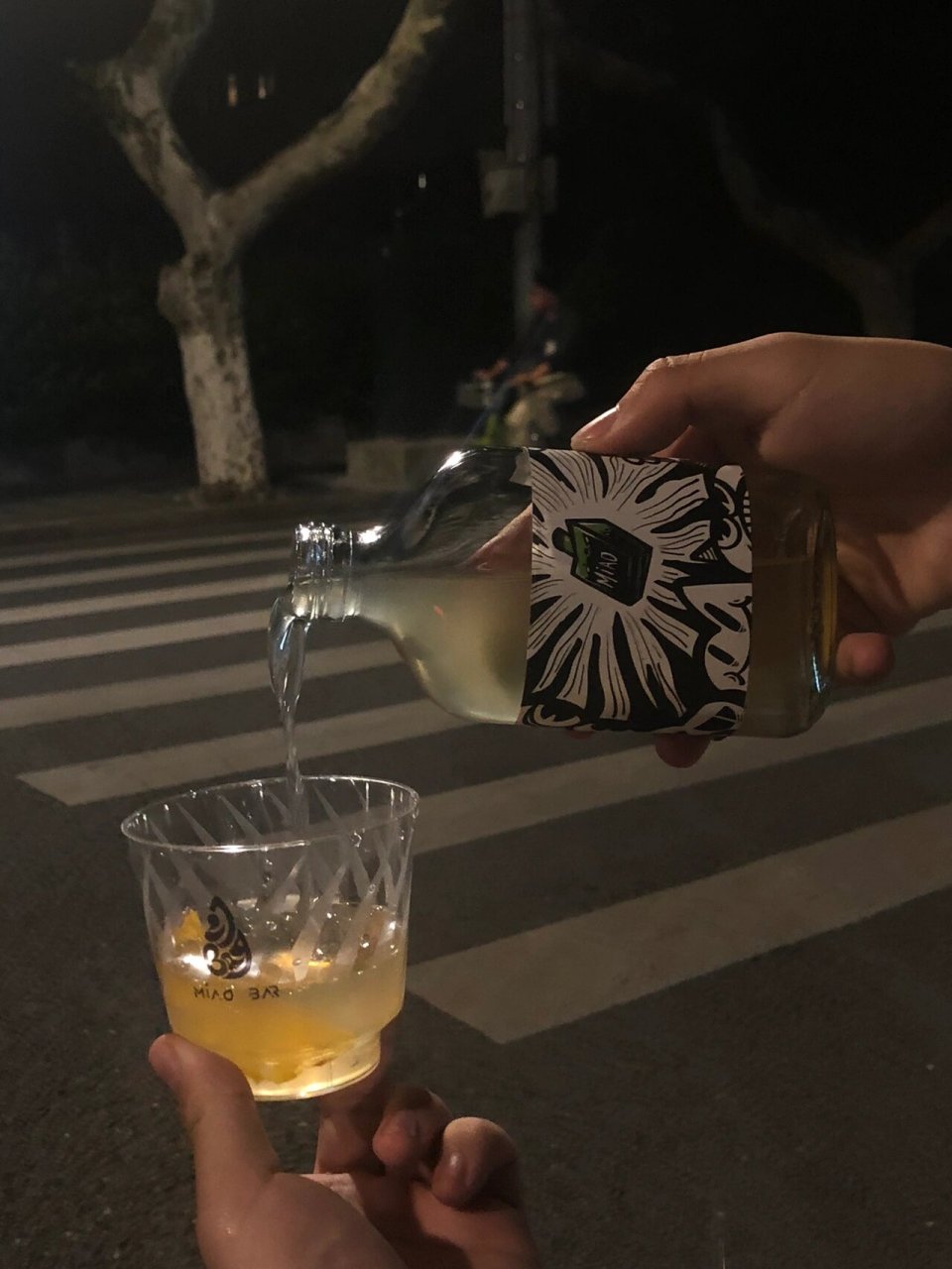 深夜路边喝酒图图片