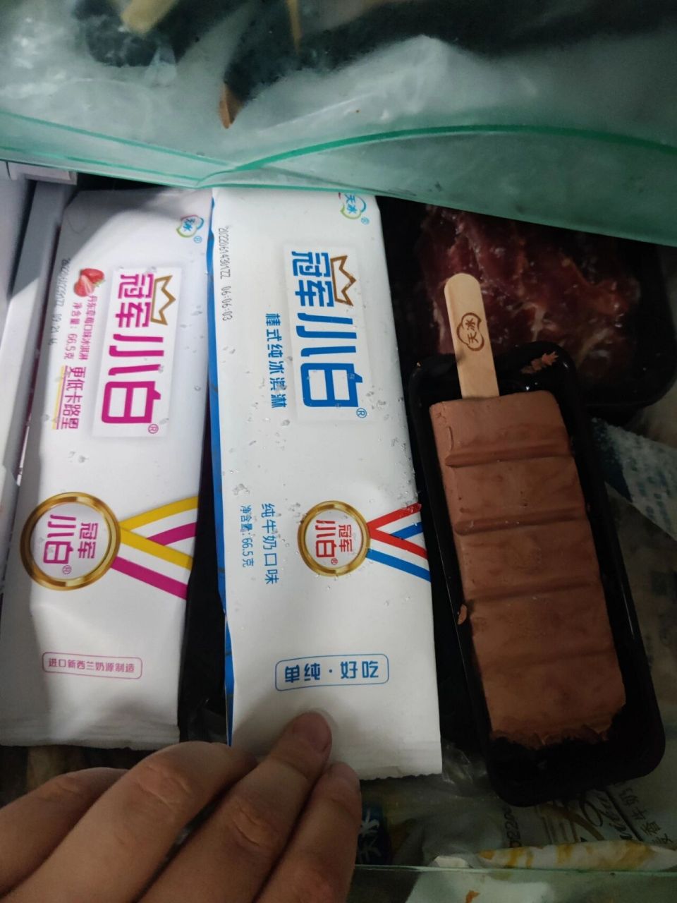 我在普通的便利店小超市只见过白色这个香草味的,巧克力和草莓