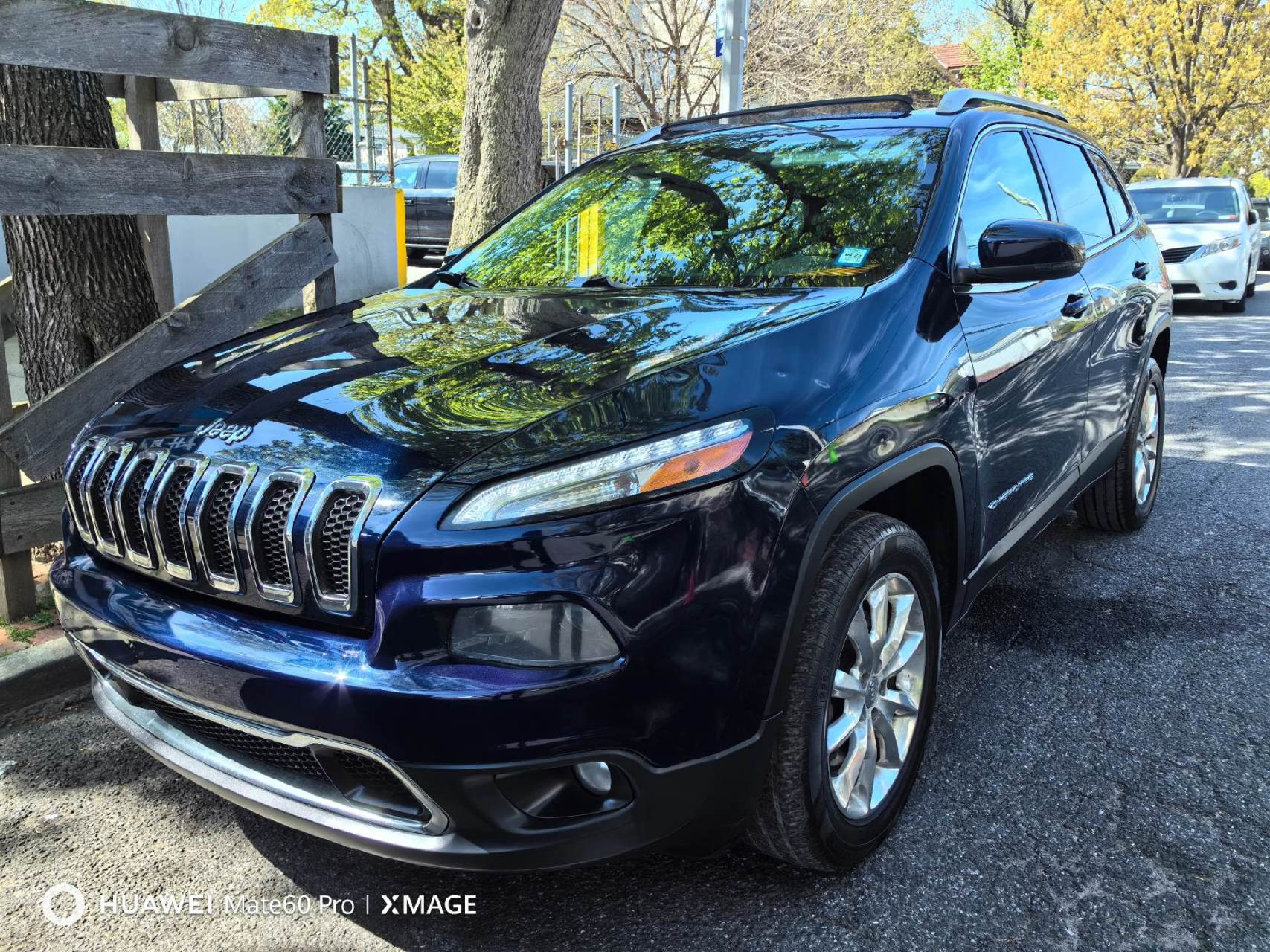 2014年的jeep cherokee 4x4 limited是一款中型suv,迈数9.2万,无事故.