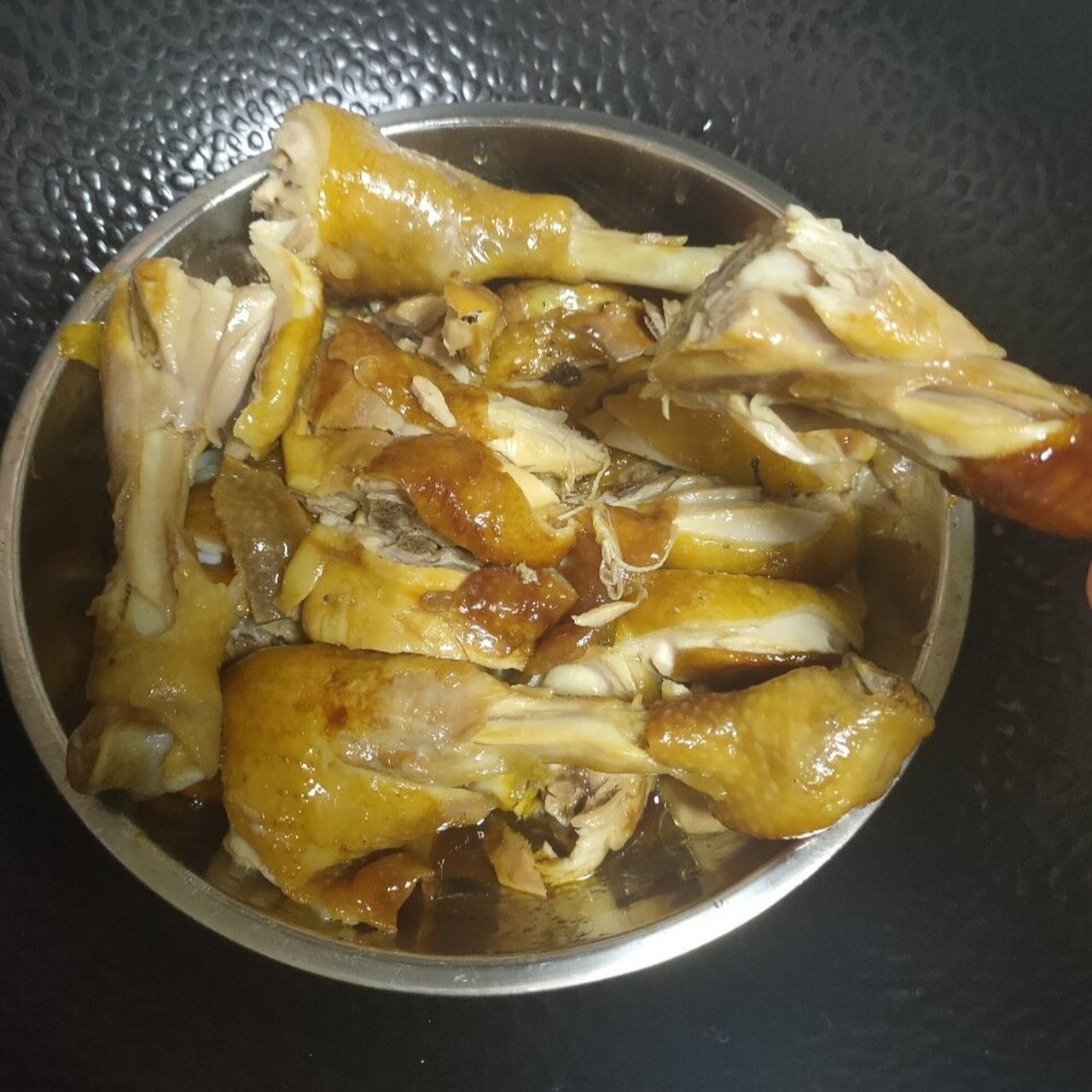 电饭煲焖鸡腿95～味道绝了 1,洗干净鸡腿,放盐酱油,耗油(腌制2小时