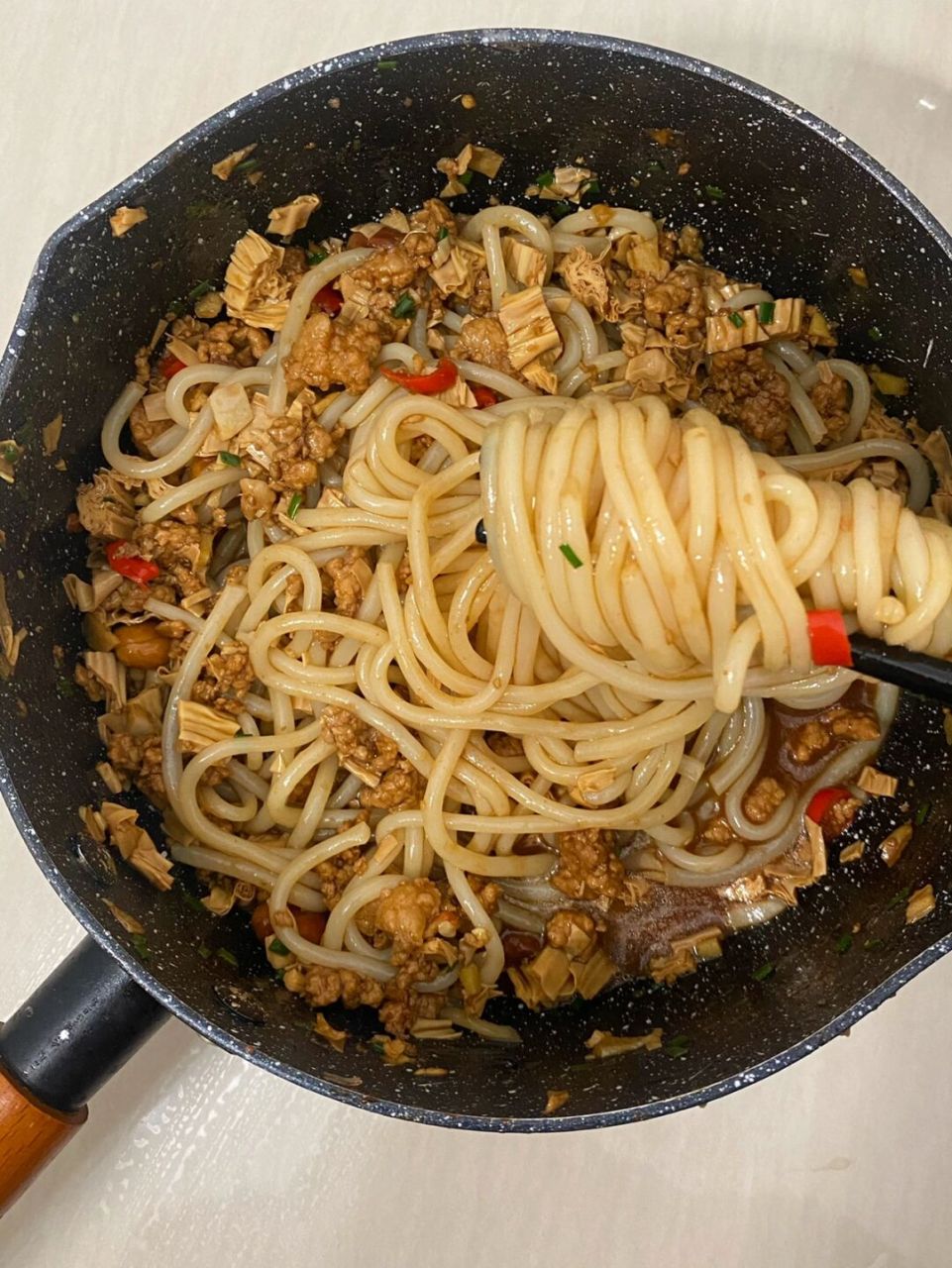 我最爱的拌粉做法之一 ,米粉油香弹滑的口感裹着一口腐竹肉沫,一口大