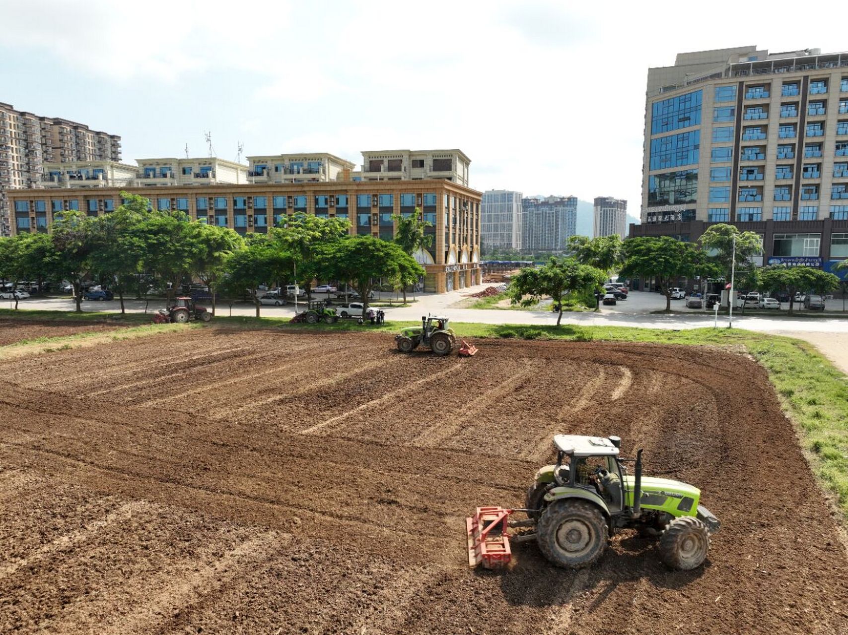 老挝金木棉集团发展农业,搞农业不容易啊 要养活一座城市的人口,光靠