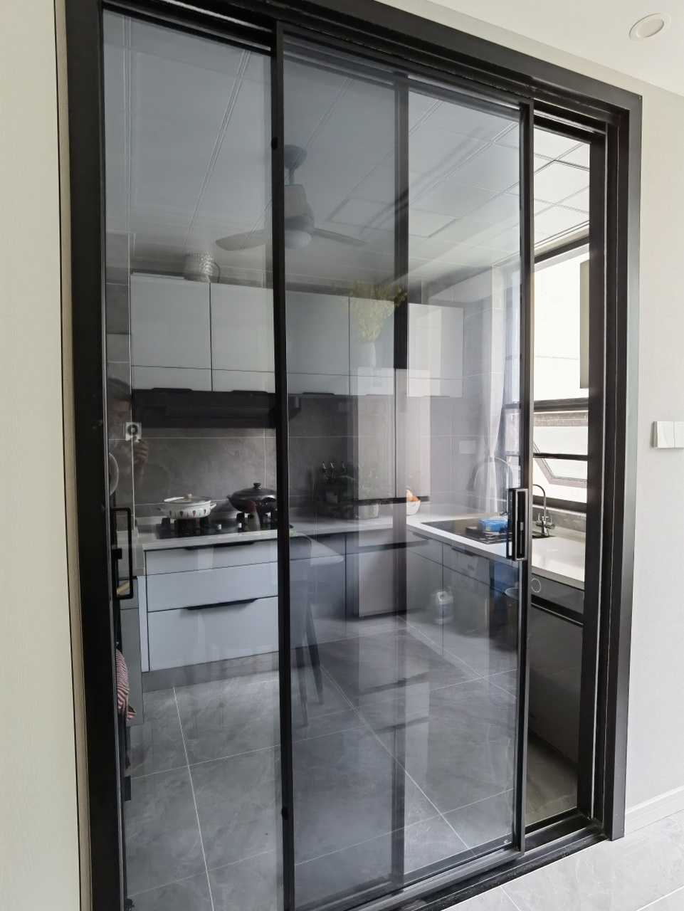 厨房推拉门,透明灰玻,1600元 和前面分享的卫生间长虹玻璃是一家装的.