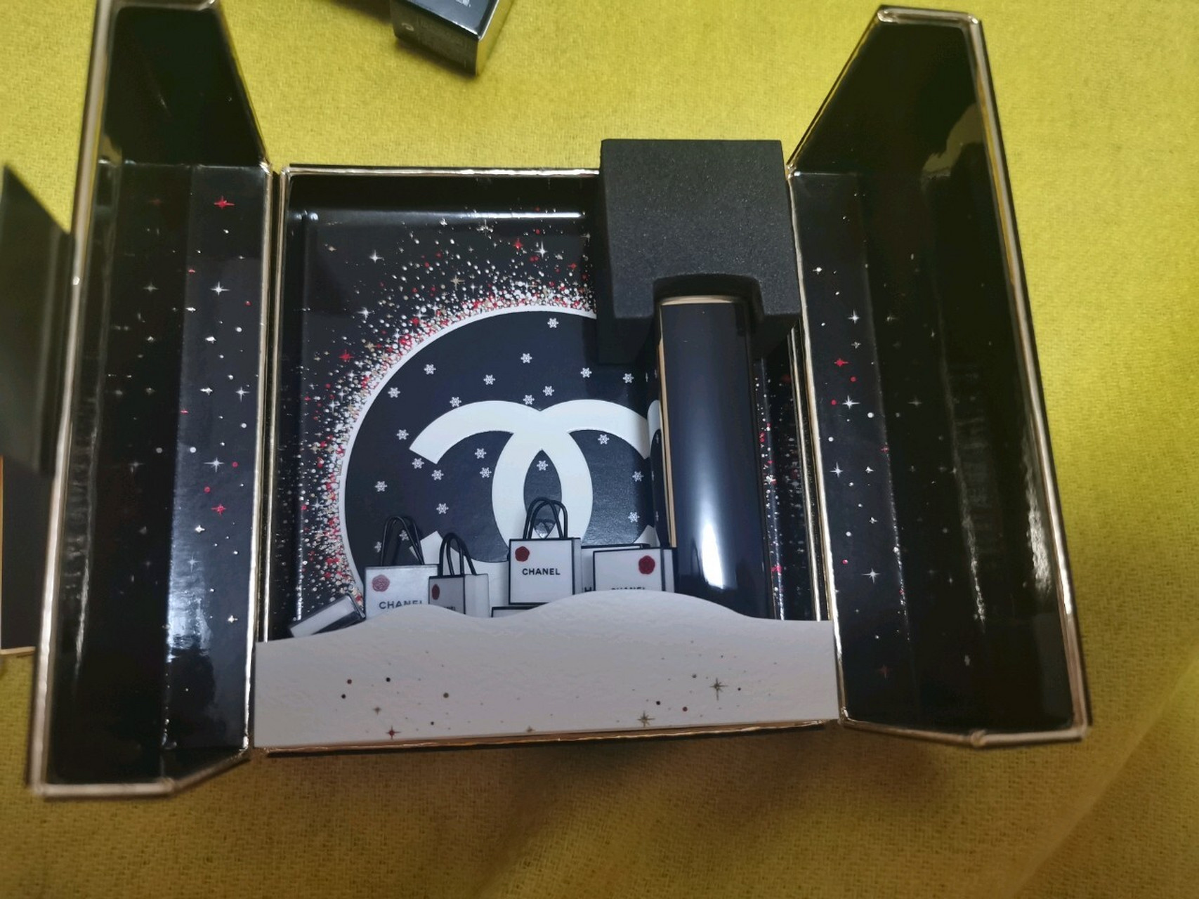 chanel限量口红炫亮魅力唇膏黑金837 下午逛街看到这个包装非常好 就