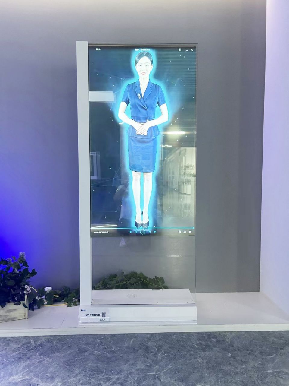 文旅数字人透明屏的介绍 文旅数字人透明屏是一种结合了虚拟现实和