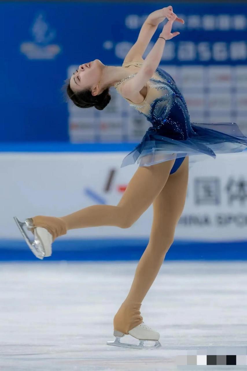 虽然花样滑冰美女陈虹伊在赛场上非常努力,但随着年龄的增长,以及因为