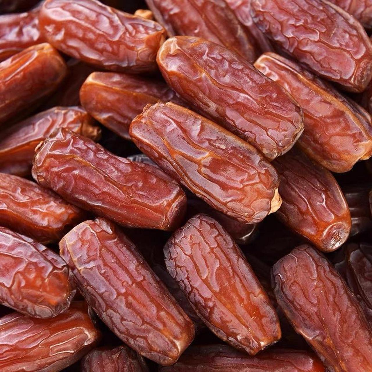 03克膳食纤维 椰枣中每百克富含的钙元素38.78毫克,也含有铁.