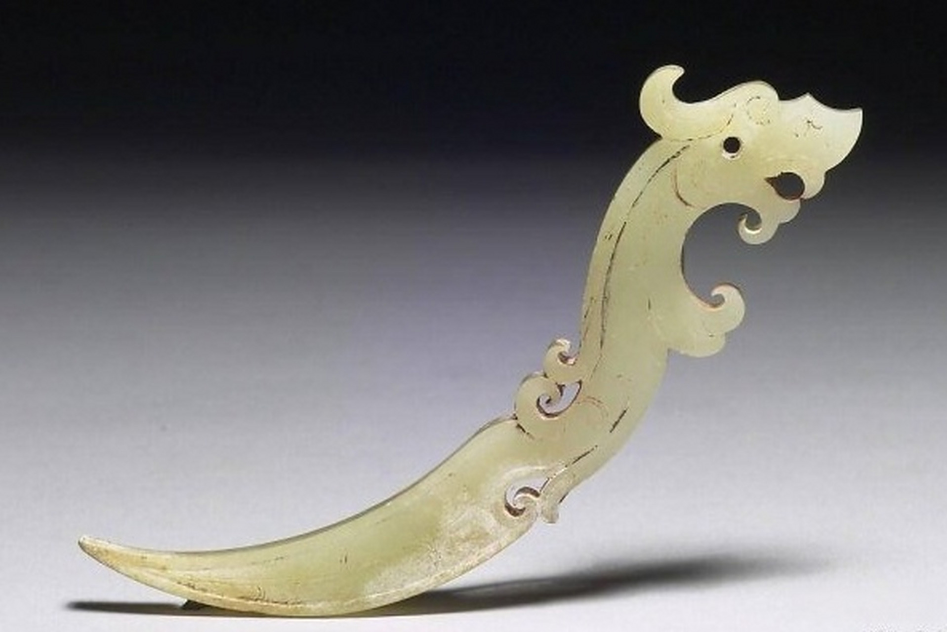 战国龙纹玉觹,这个是台北故宫的旧藏,国宝中的精品!