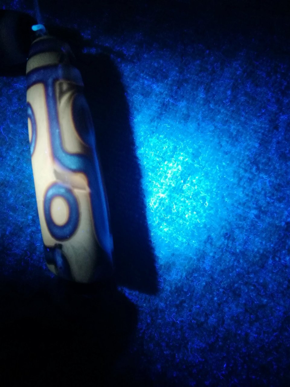 给大家看看真正的至纯老天珠紫光灯下的颜色 这才是真正的老天珠紫光