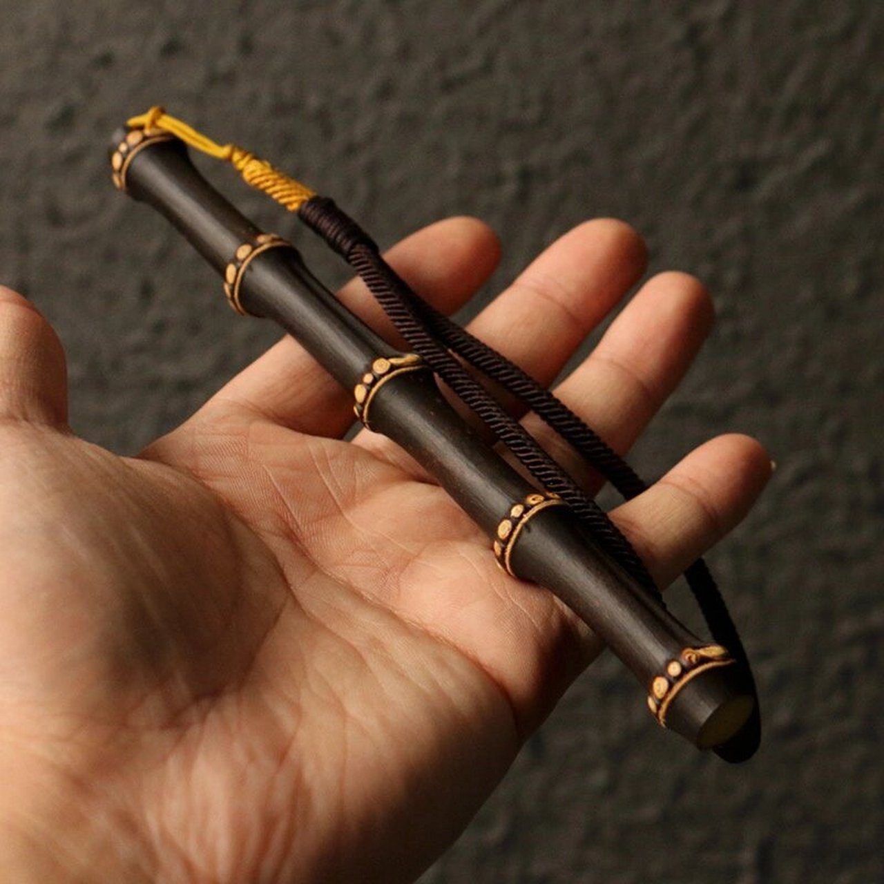 满钉紫竹鞭手把件 纯手工制作,天然老料 色泽均匀,满钉竹节 小巧精致